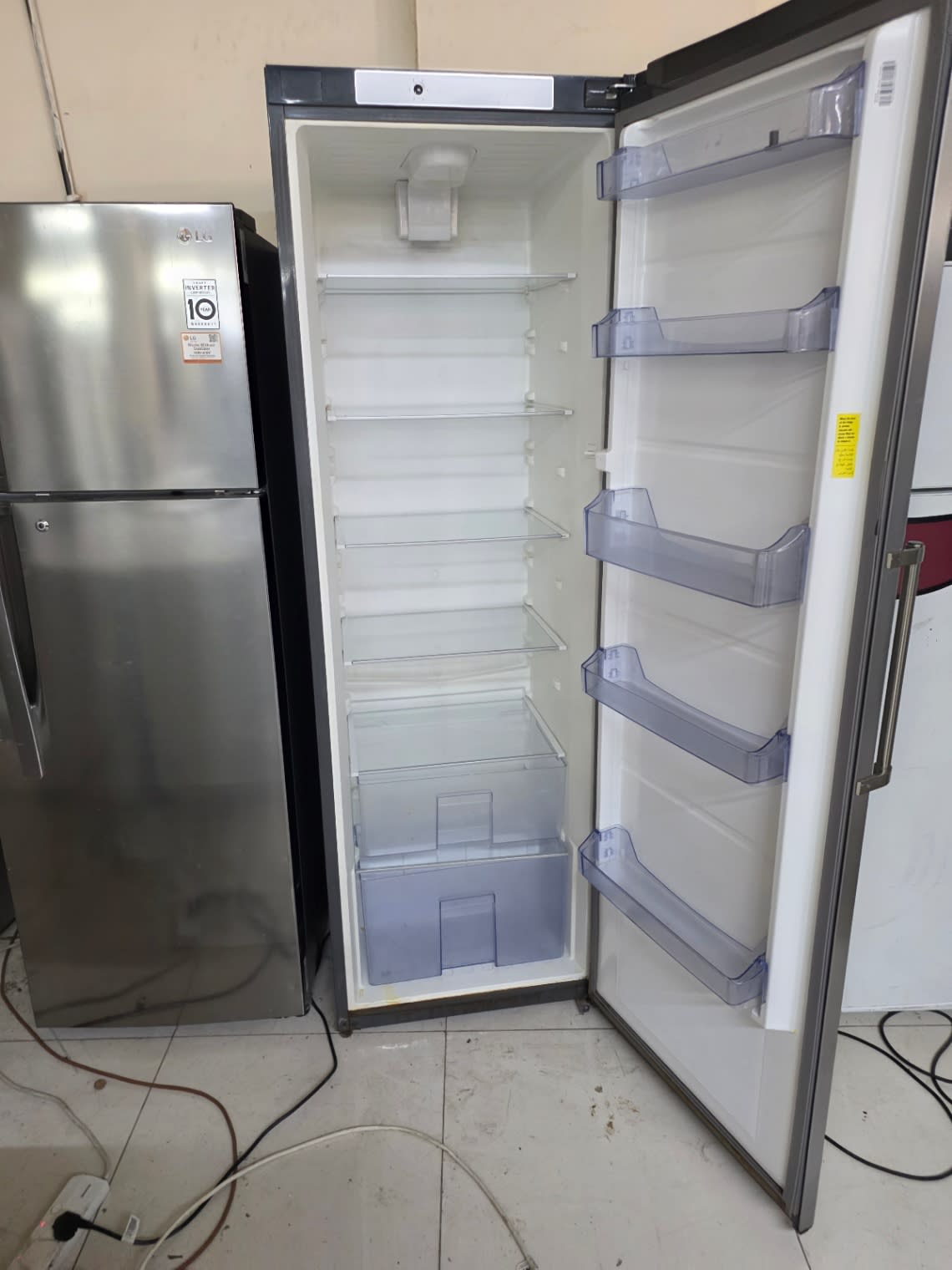Single-Door Upright Refrigerator 3