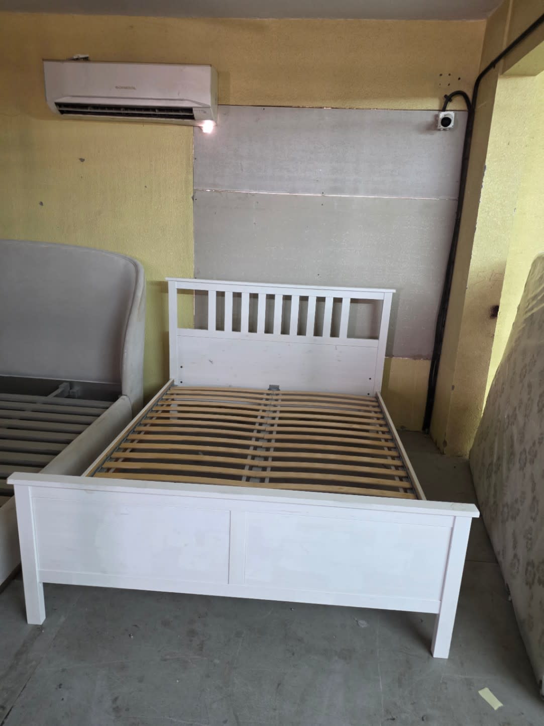 Queen size Bed Frame White 2