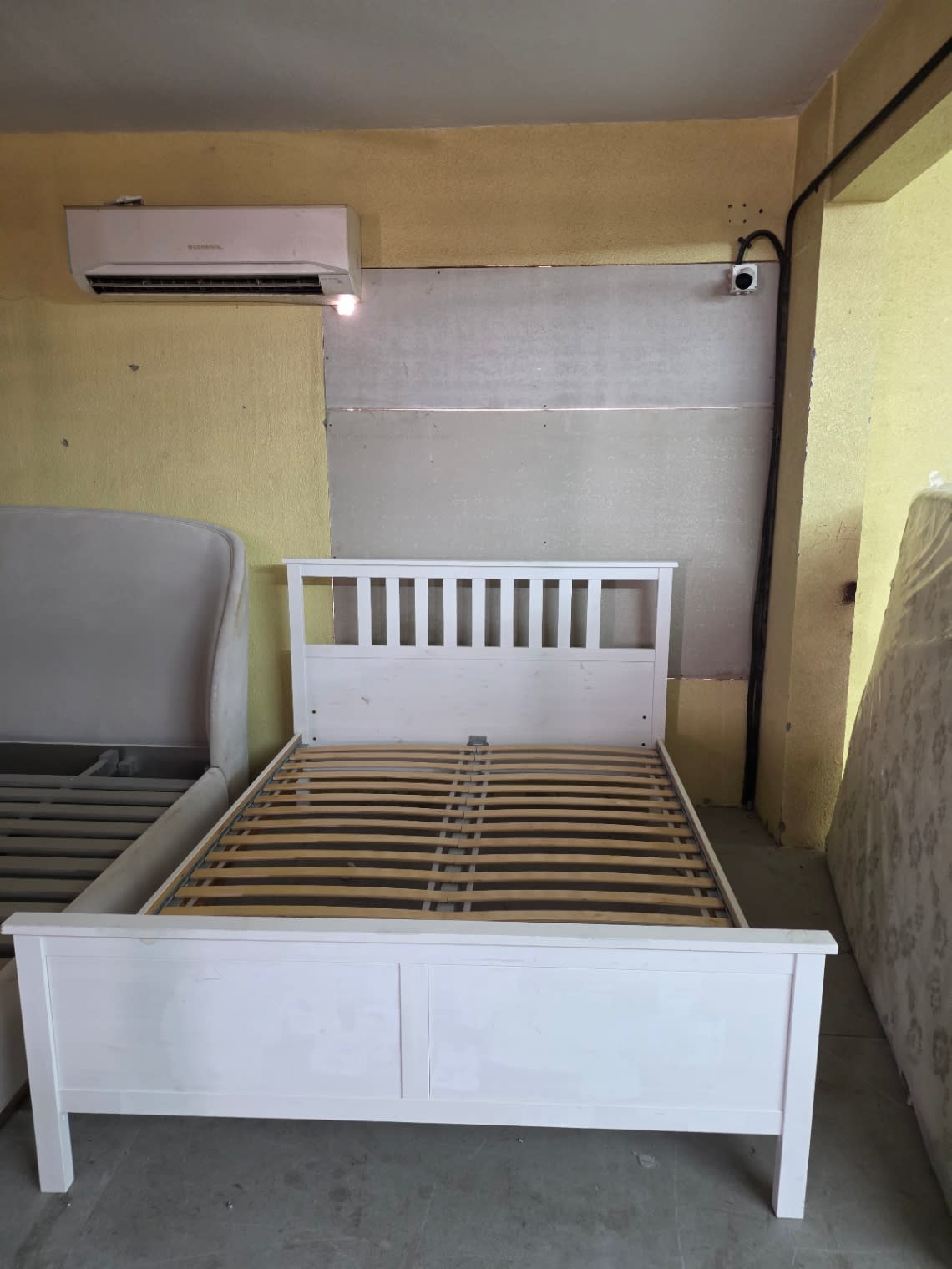 Queen size Bed Frame White 3