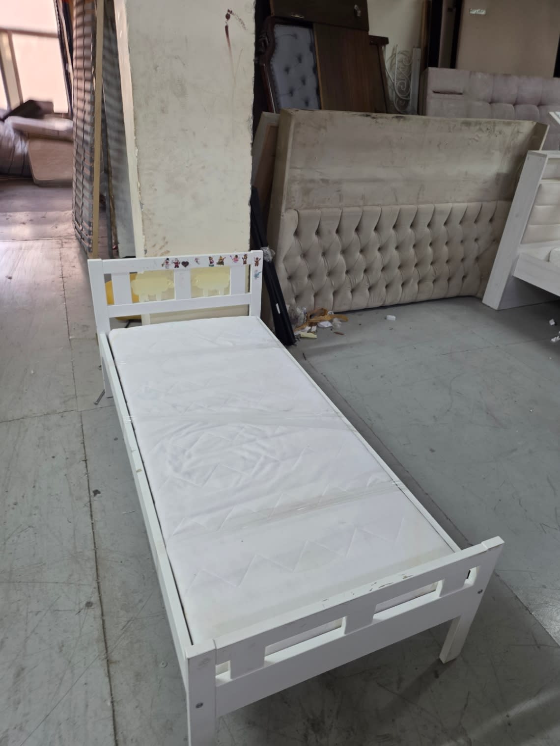 Bufaisal barcode label for used kids single bed — label unreadable in photo