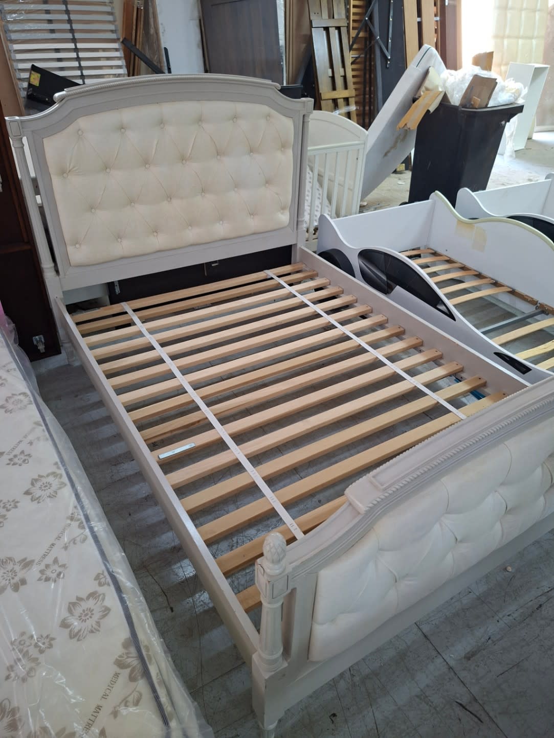 Tufted Upholstered Queen Bed Frame White 2