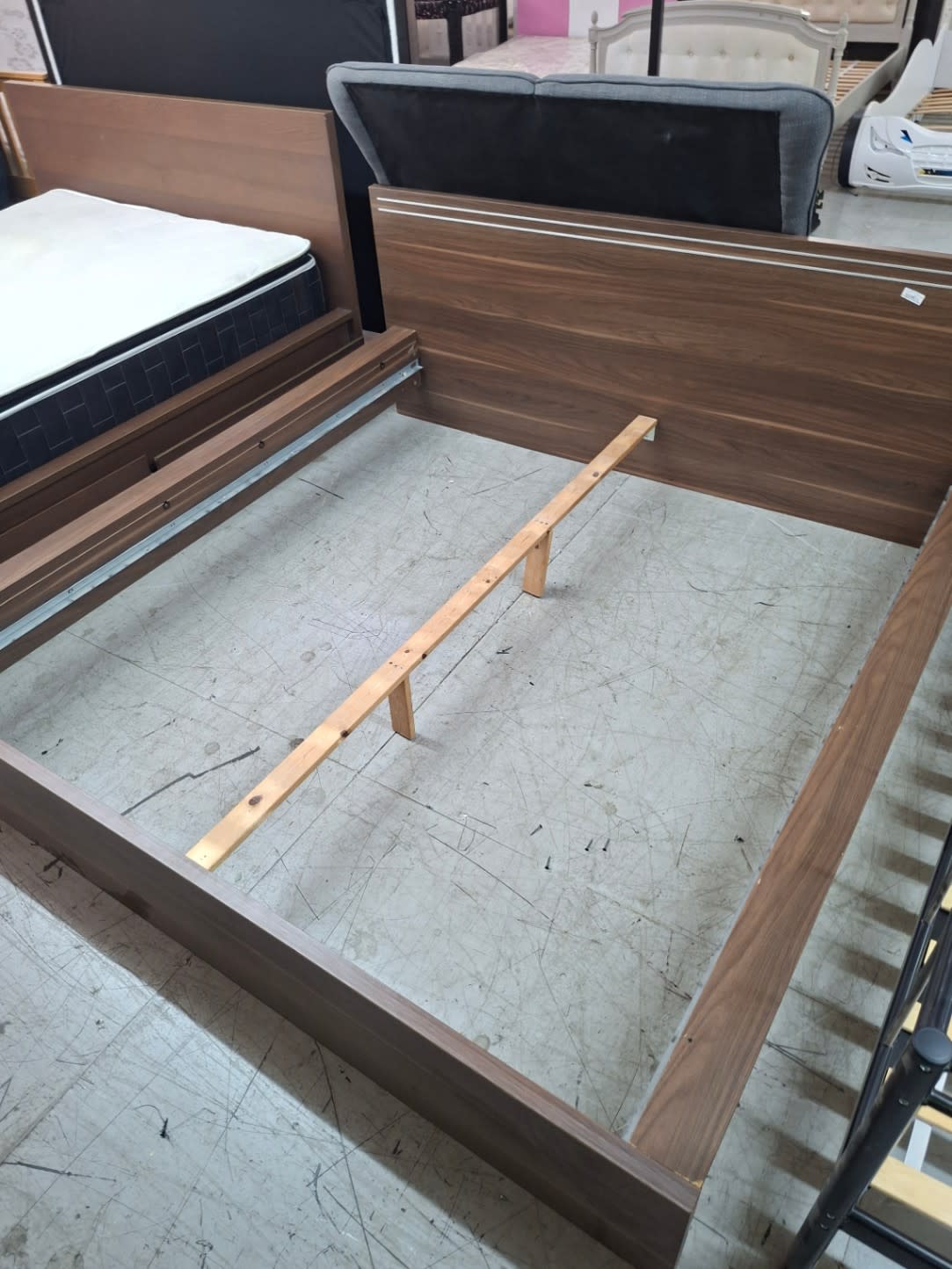 Queen size bed frame 2