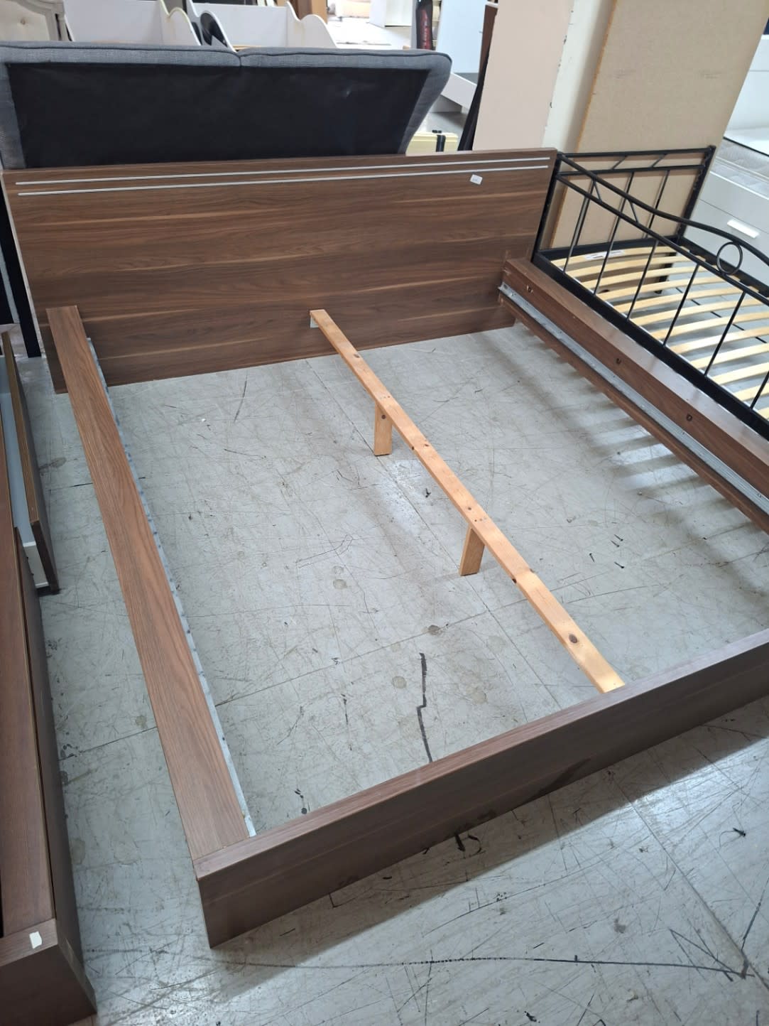 Queen size bed frame 3