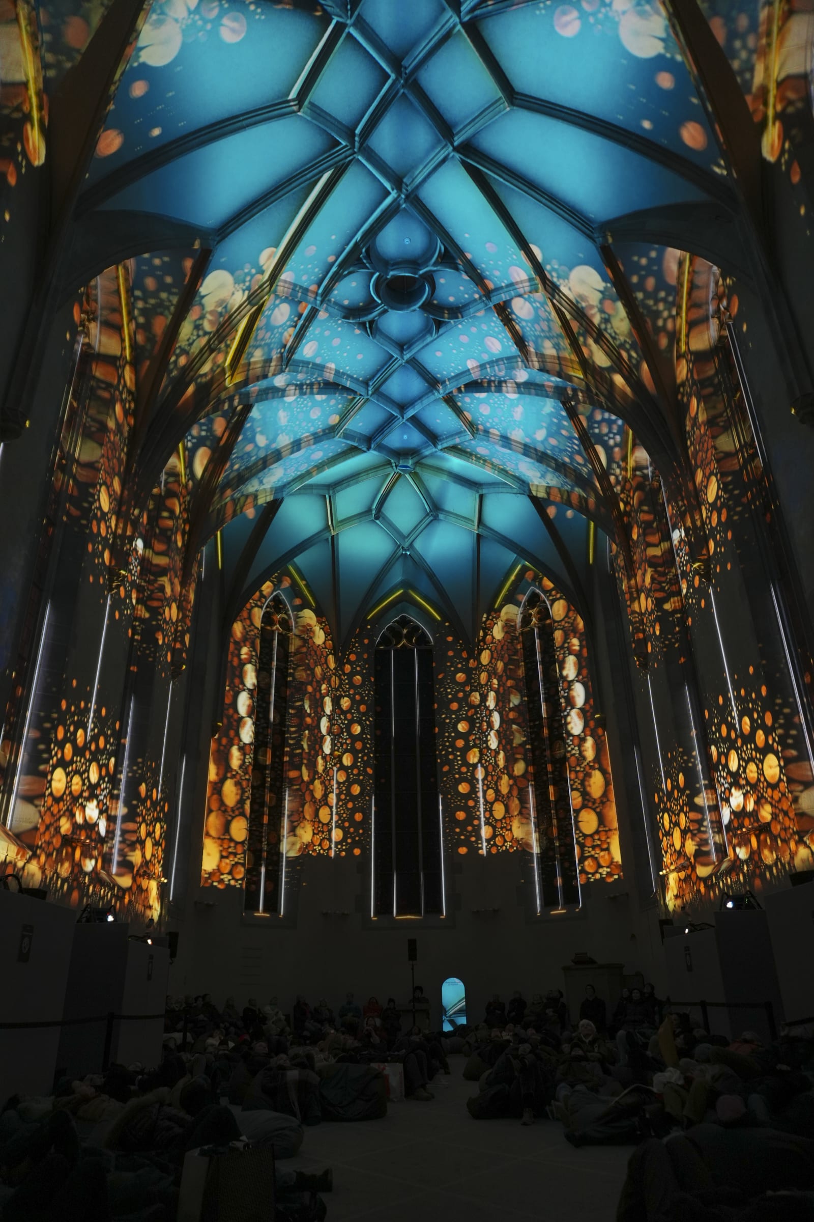 Publikum unter der FLOW-Projektion in der Kreuzkirche