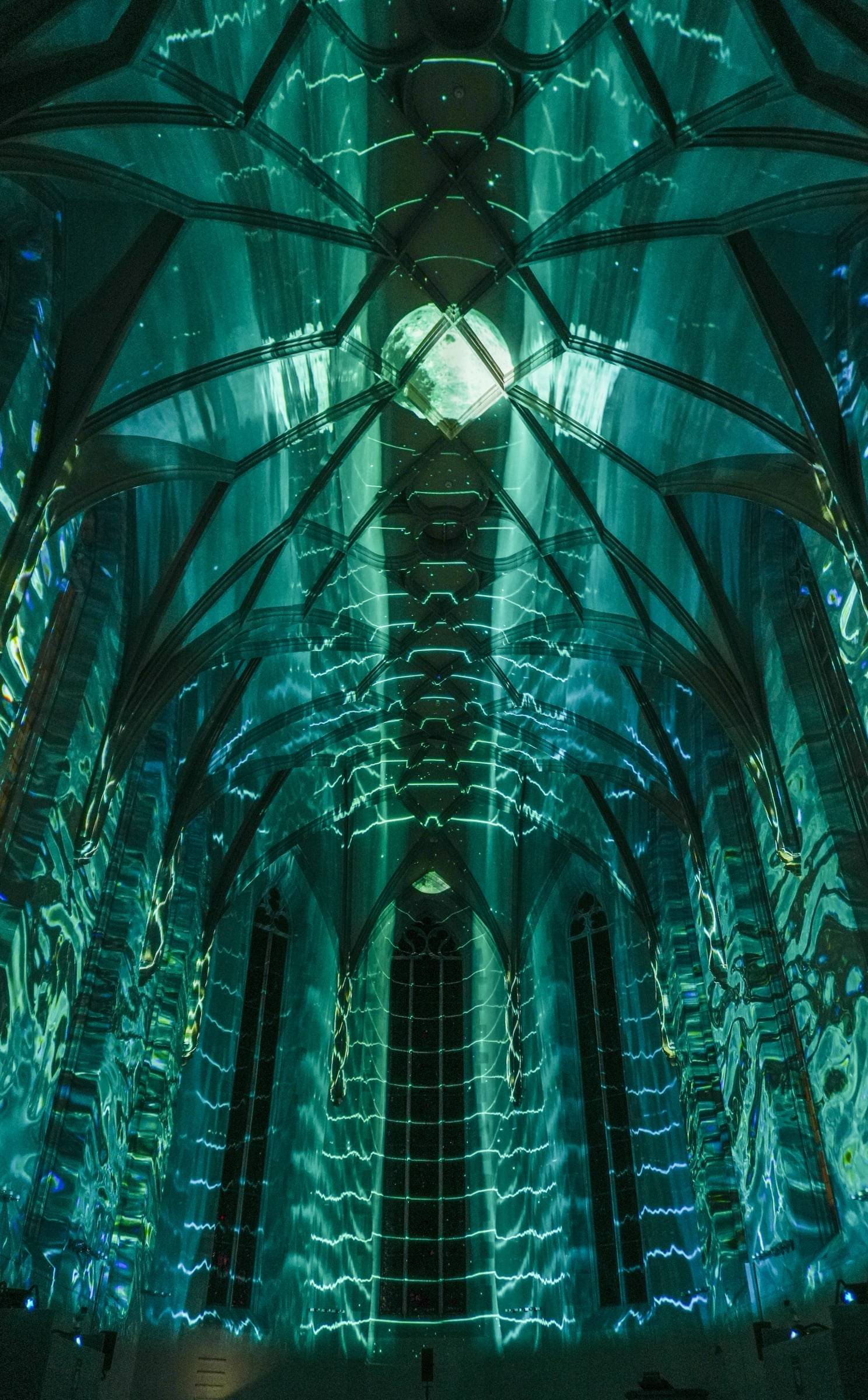 Blick ins Gewölbe der Kreuzkirche während der FLOW-Projektion