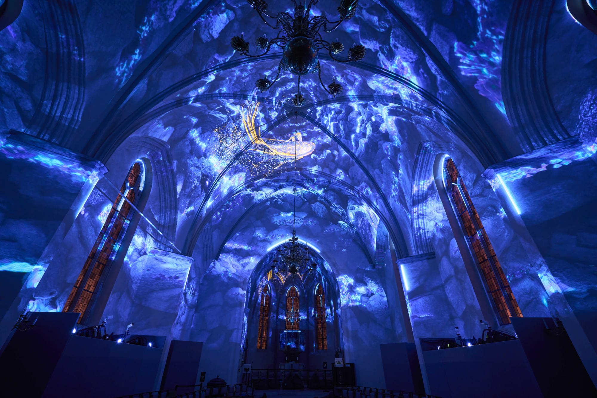 FLOW-Projektion mit leuchtender Figur in der Kreuzkirche