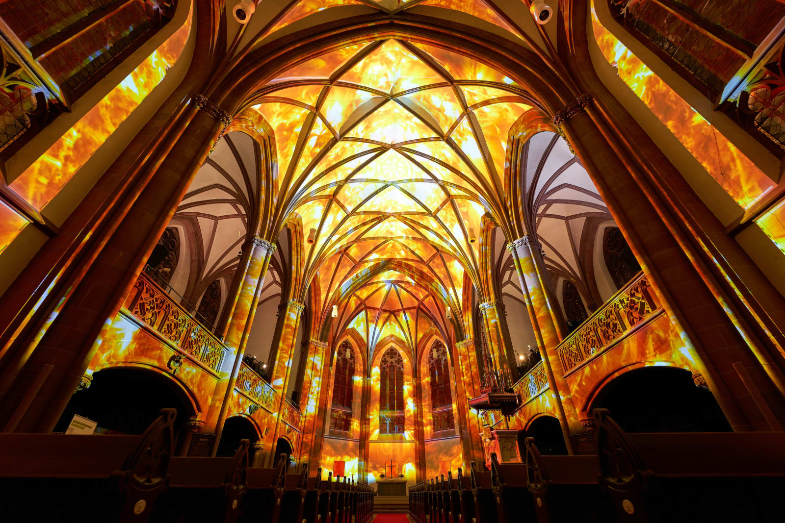 Feurige Projektion im Kirchenschiff der Dreikönigskirche