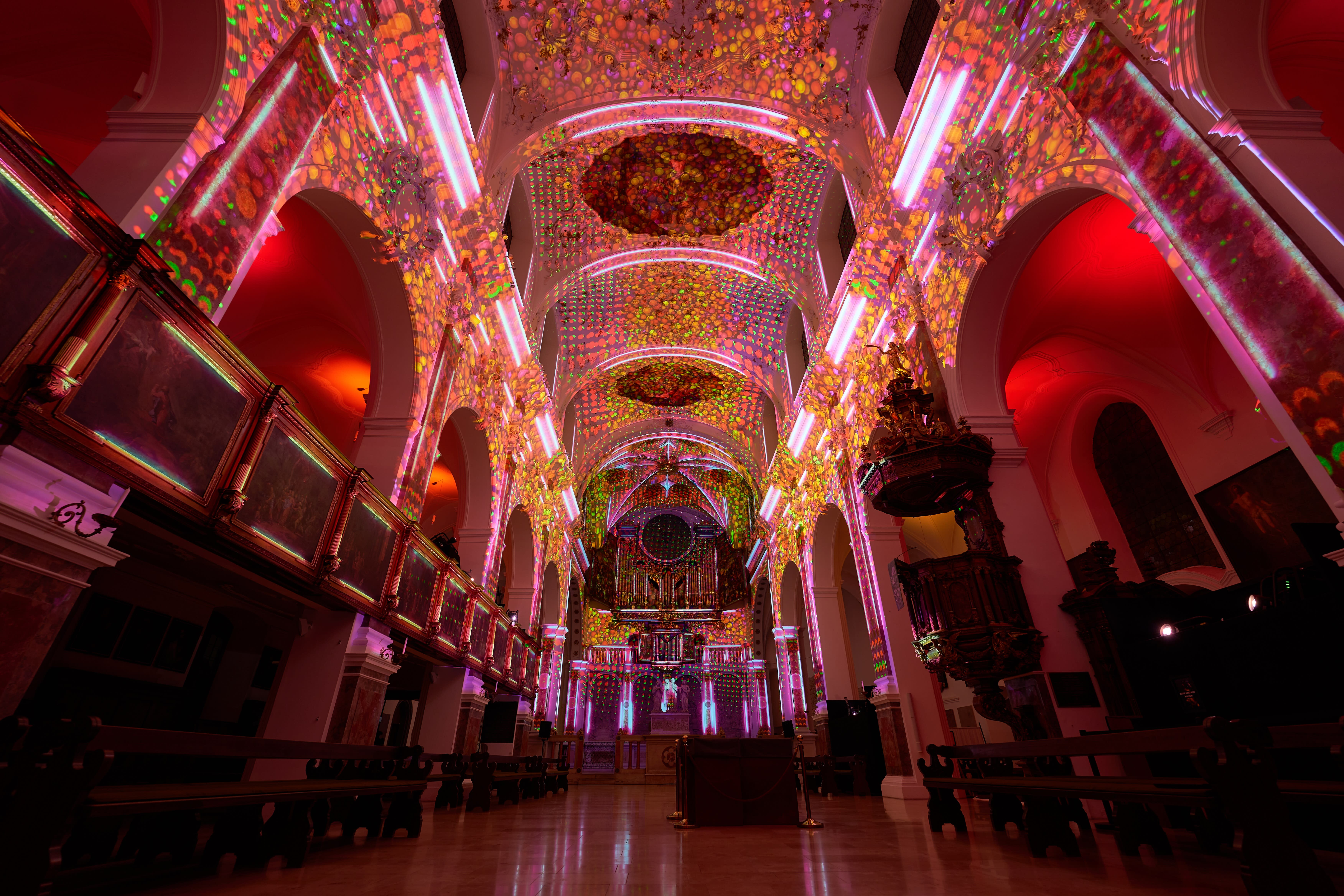 ENLIGHTENMENT Projektion auf Gewölbe und Wände der St. Anna Kirche