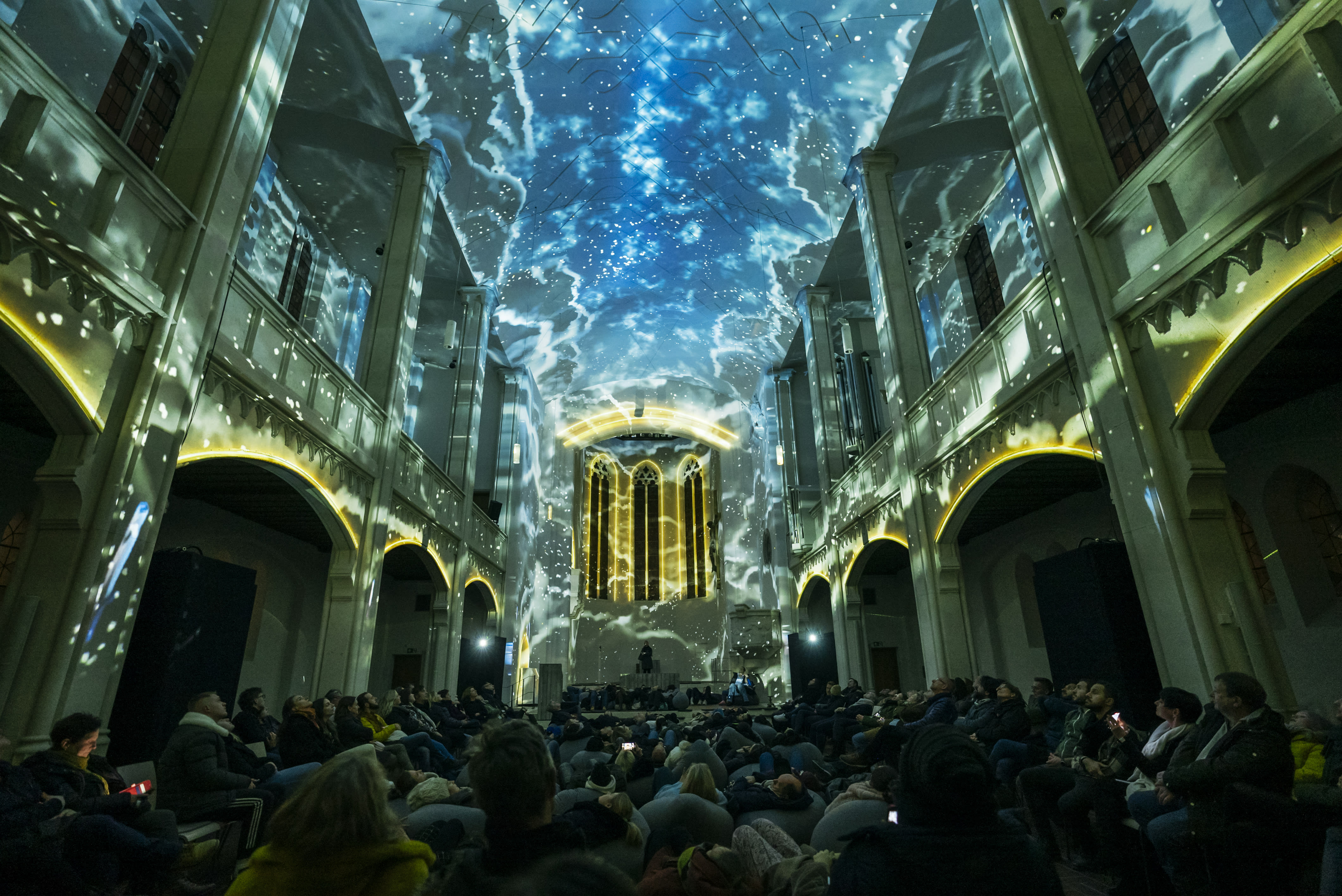 Farbige Lichtinstallation im Kirchenraum
