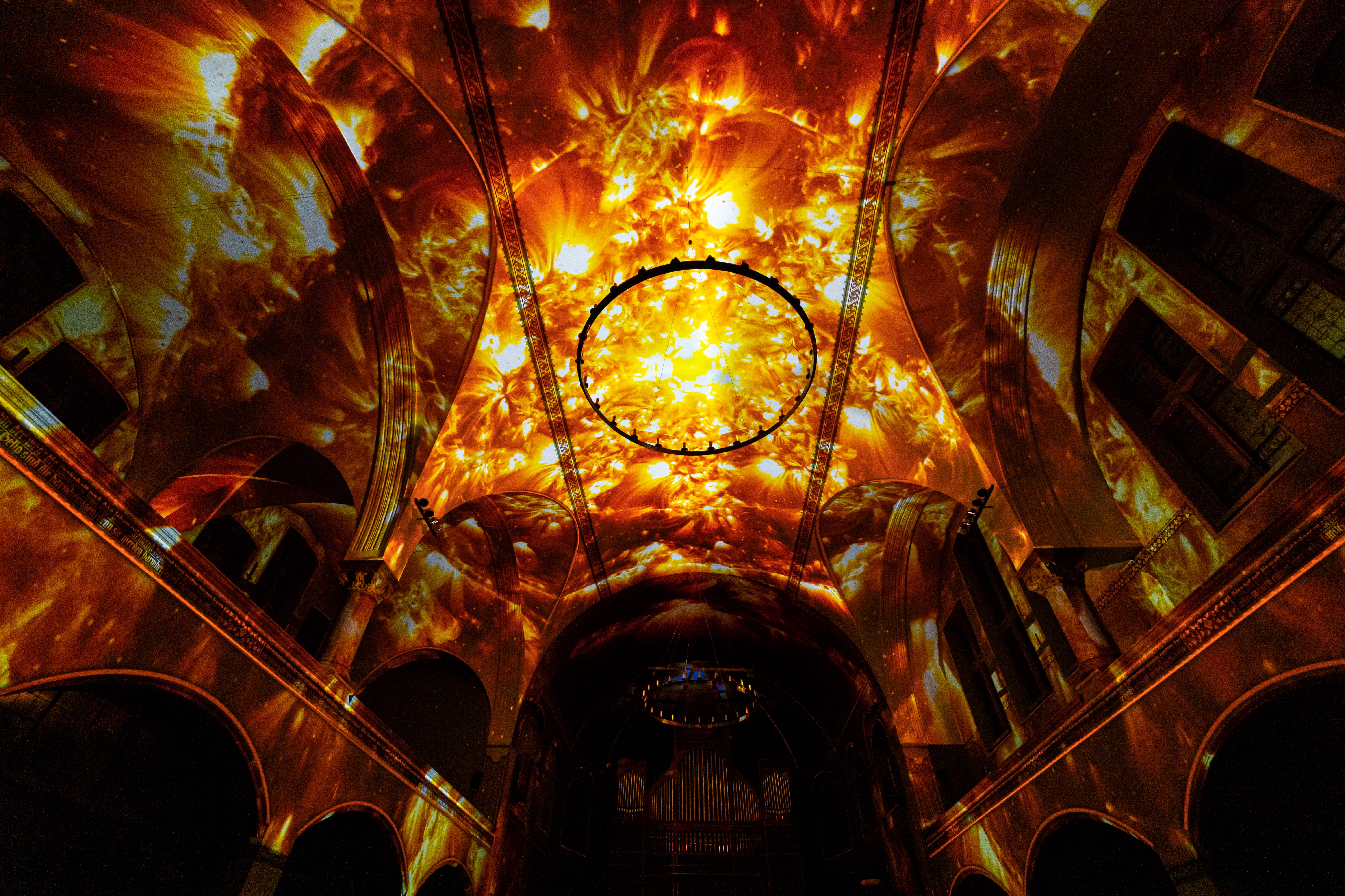 Kirchenraum vollständig in Licht getaucht