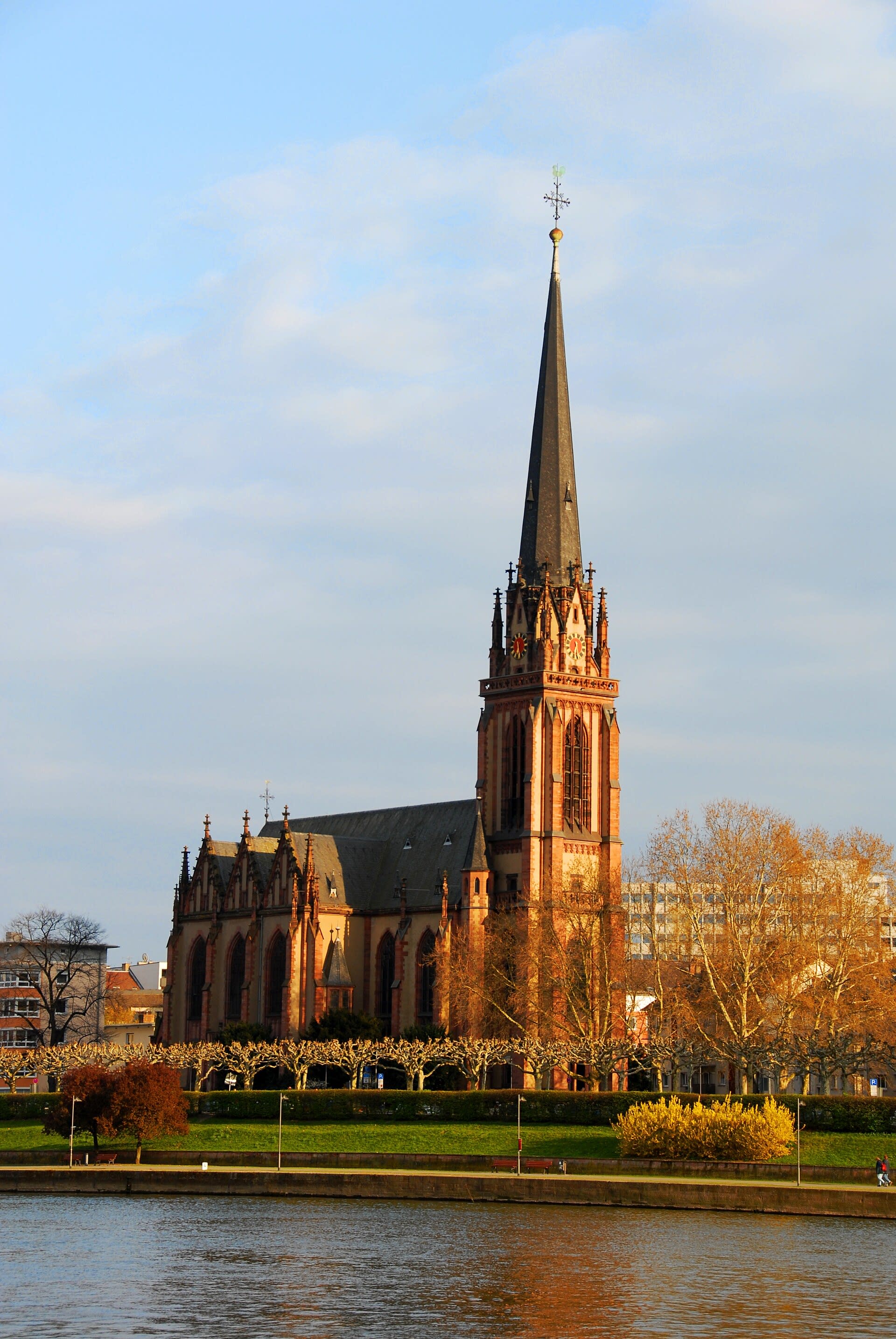 Die Dreikönigskirche in Frankfurt von außen