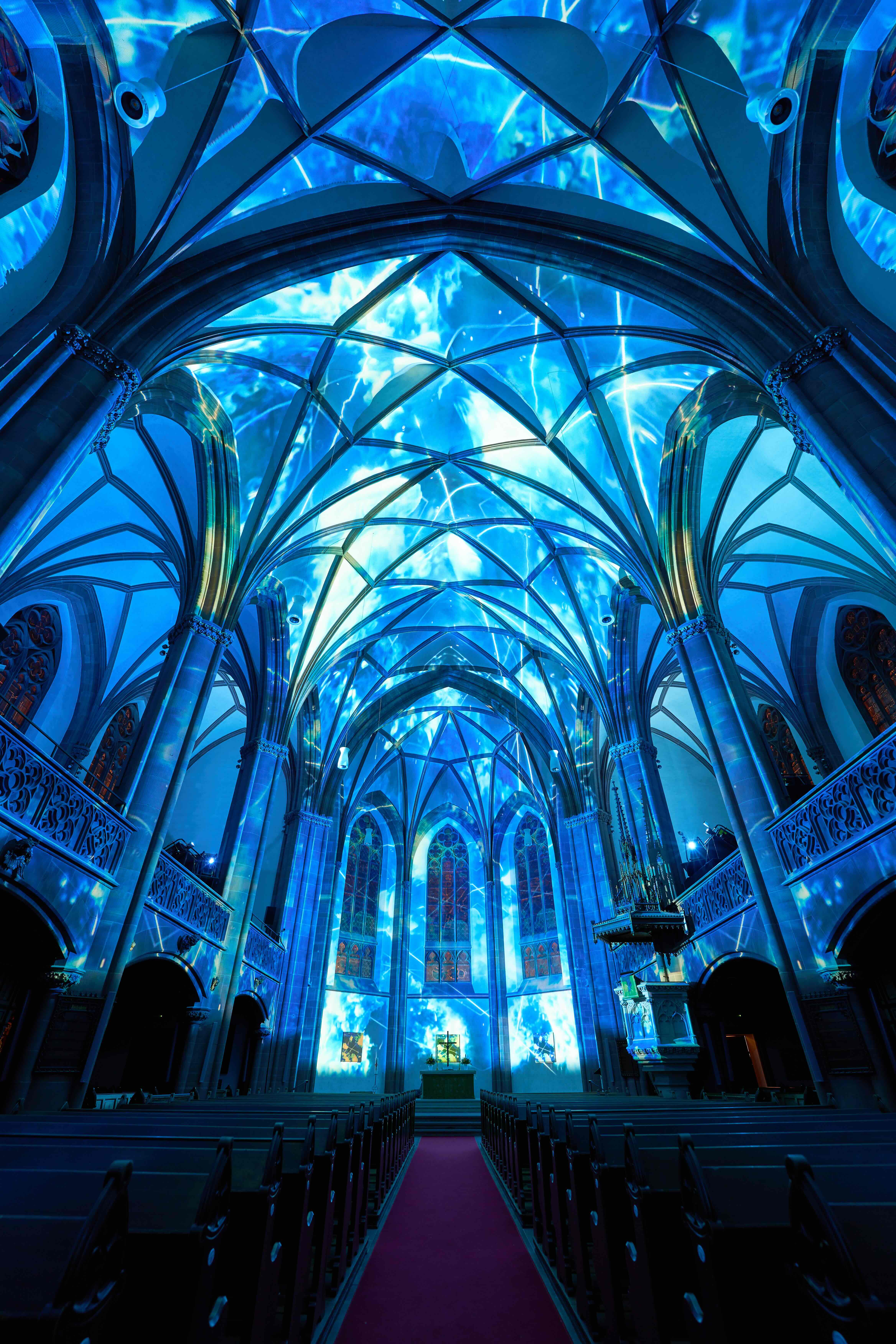 Farbige Lichtinstallation im Kirchenraum