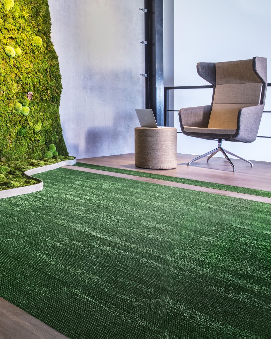 Duurzaam kantoor met planten en een Therdex PVC-vloer, design stoel en een laptop