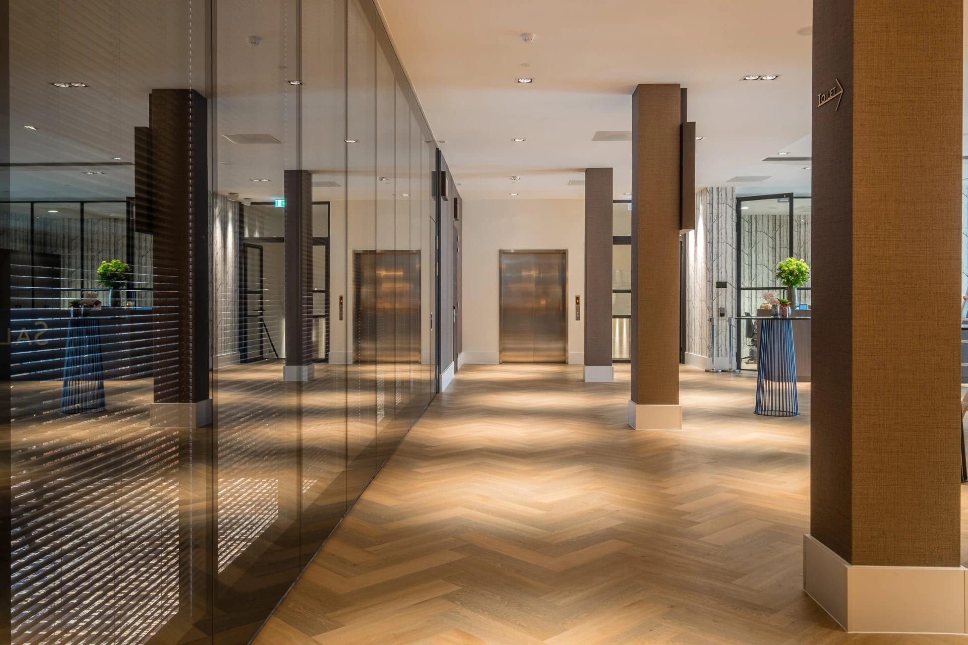 Hall met Therdex vloeren, pilaren en glas