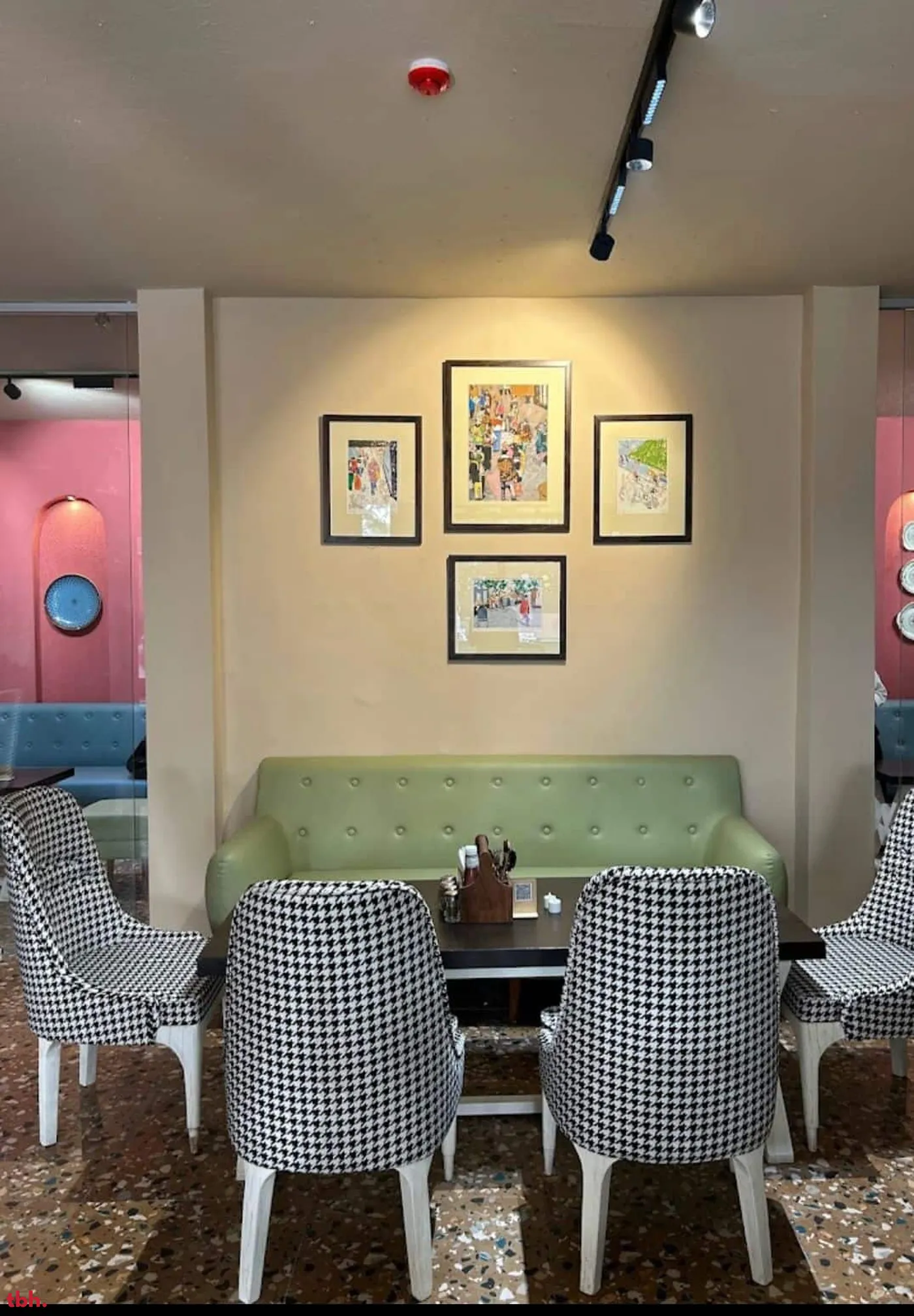 At Live Cafe Outlet Image