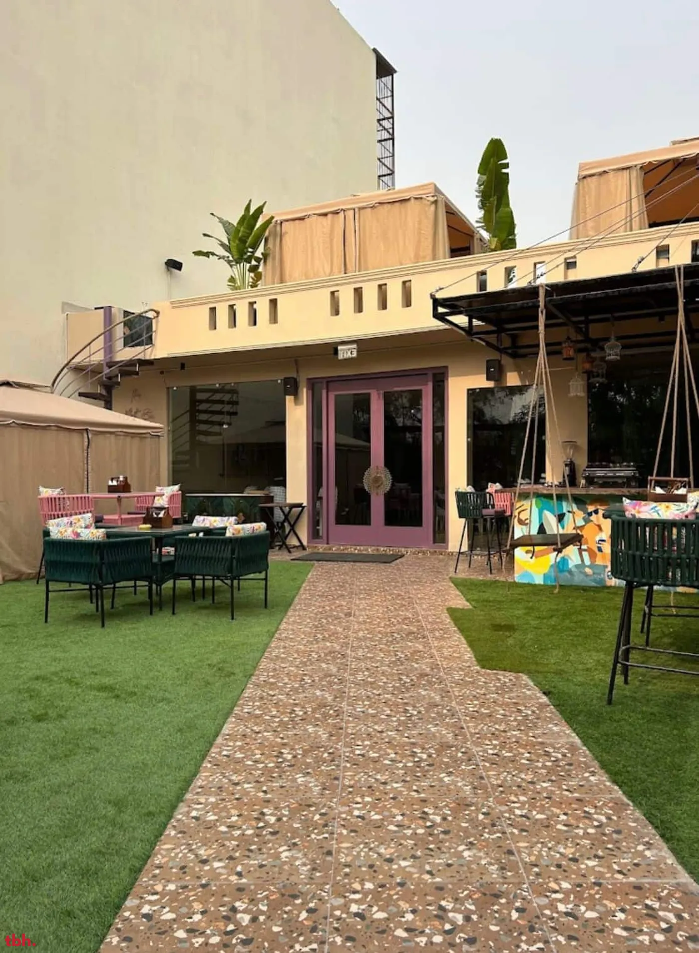 At Live Cafe Outlet Image