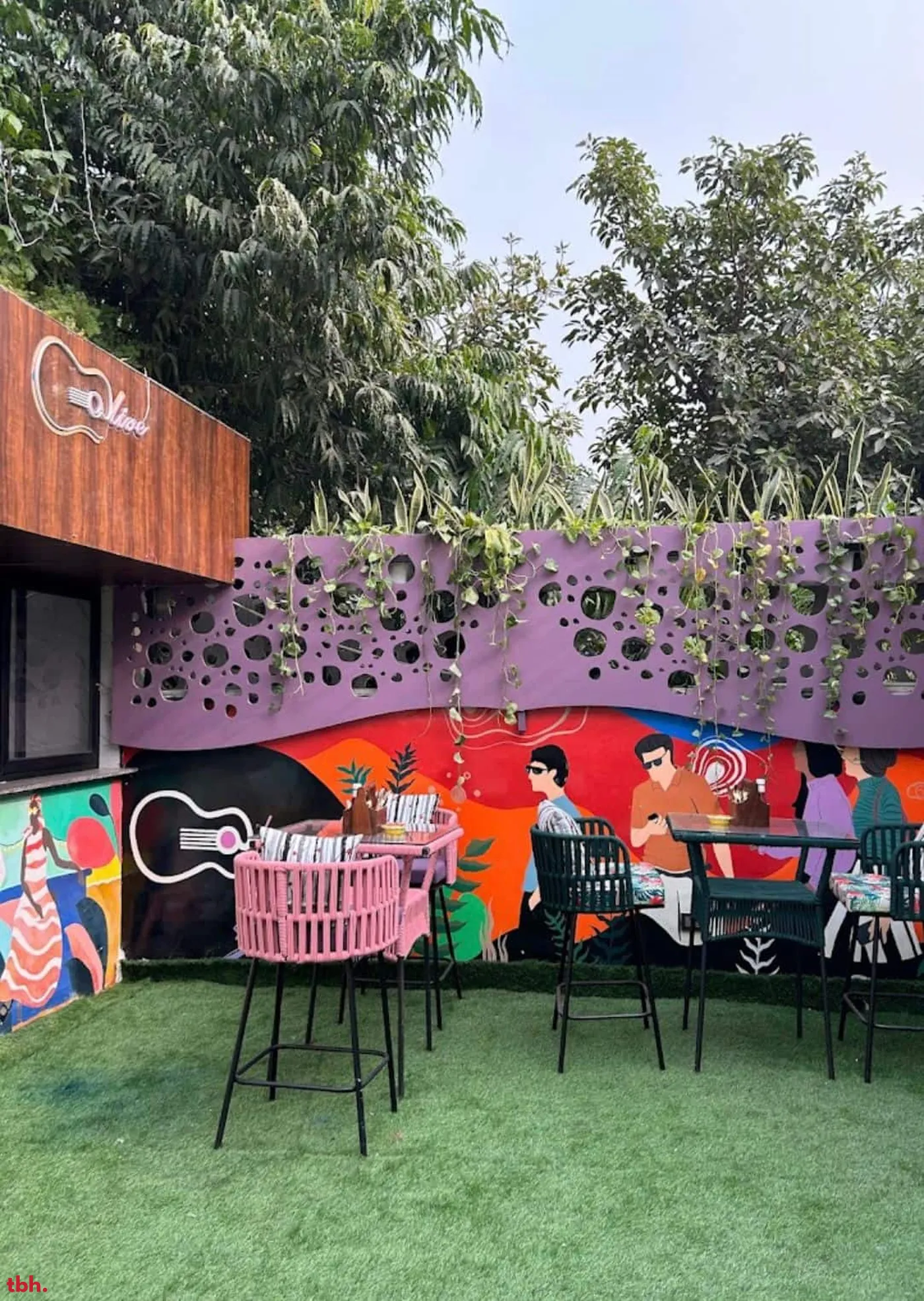 At Live Cafe Outlet Image