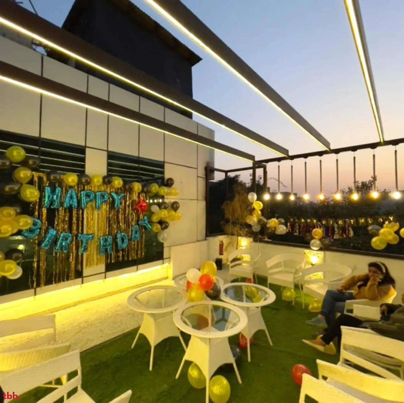 King Casanova Lounge Outlet Image