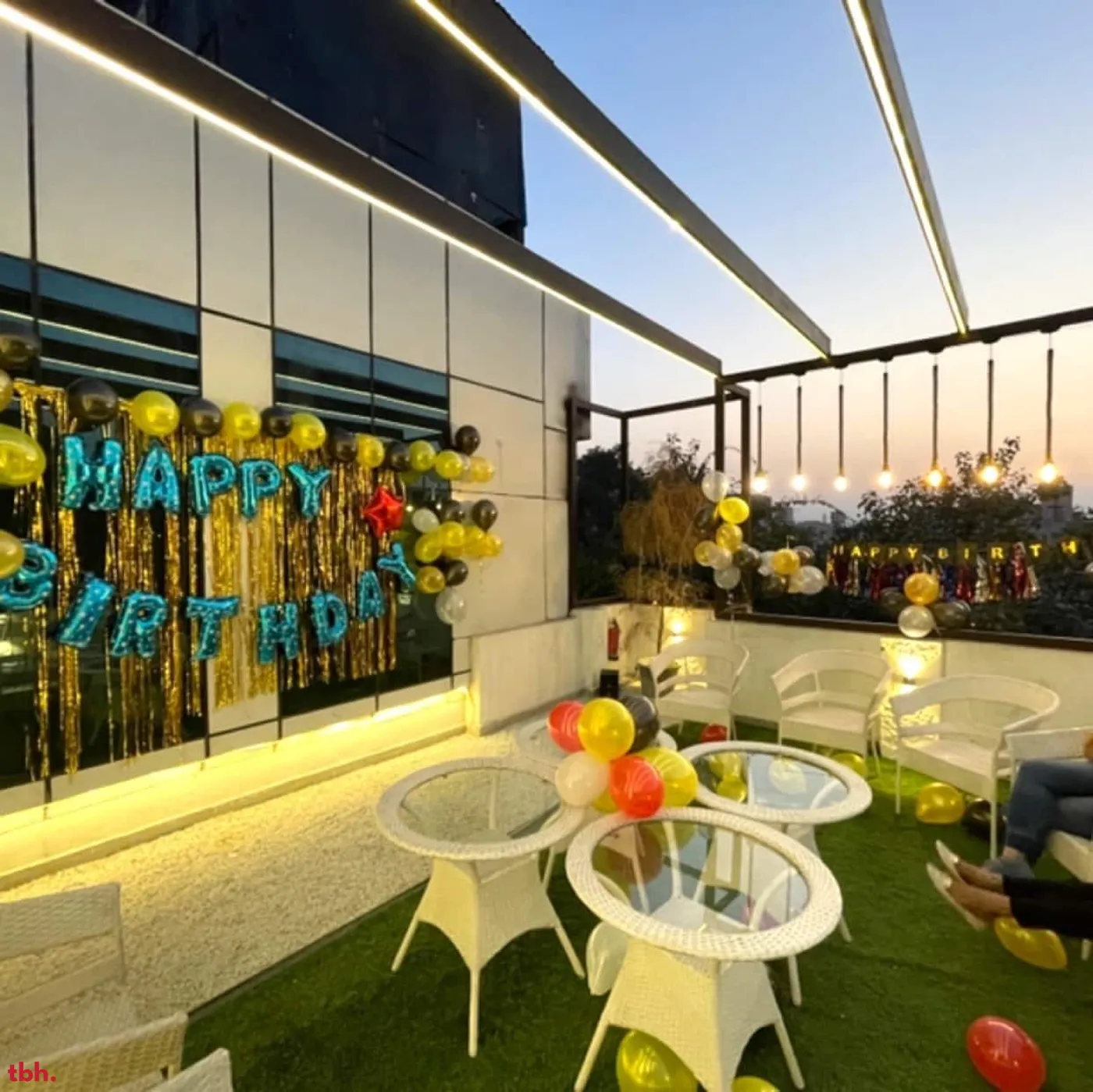 King Casanova Lounge Outlet Image