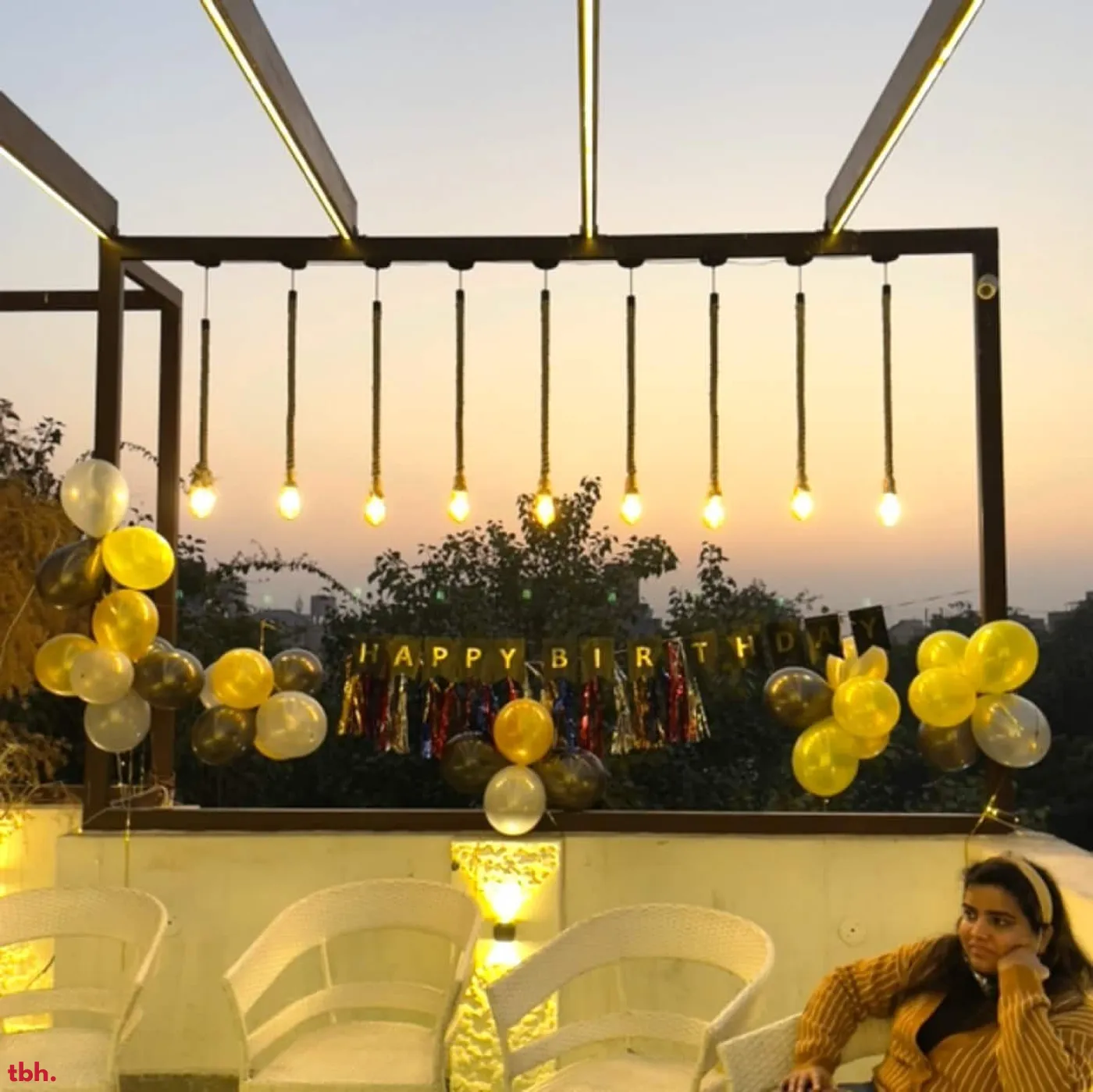 King Casanova Lounge Outlet Image