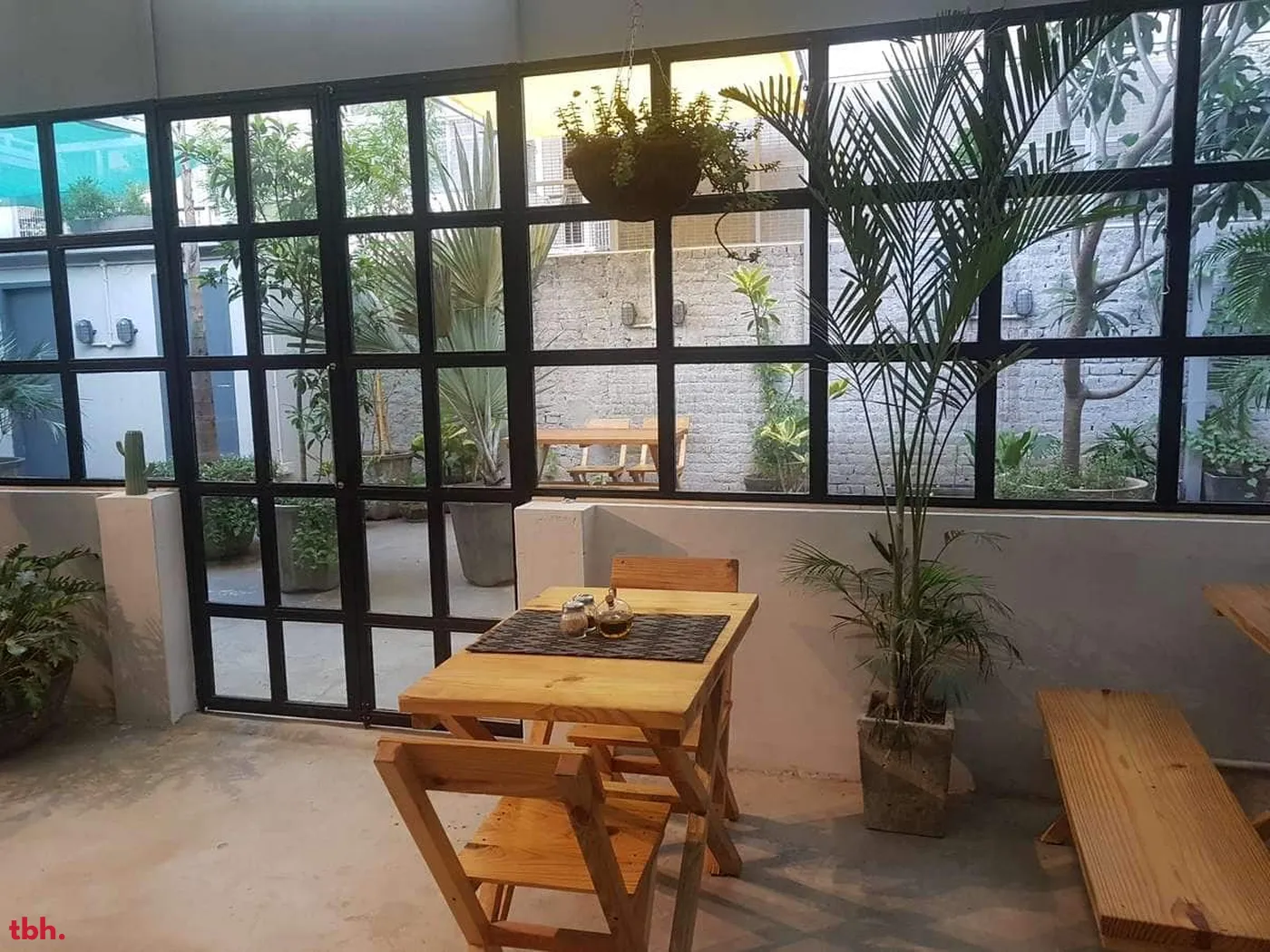 Poochki Table Outlet Image