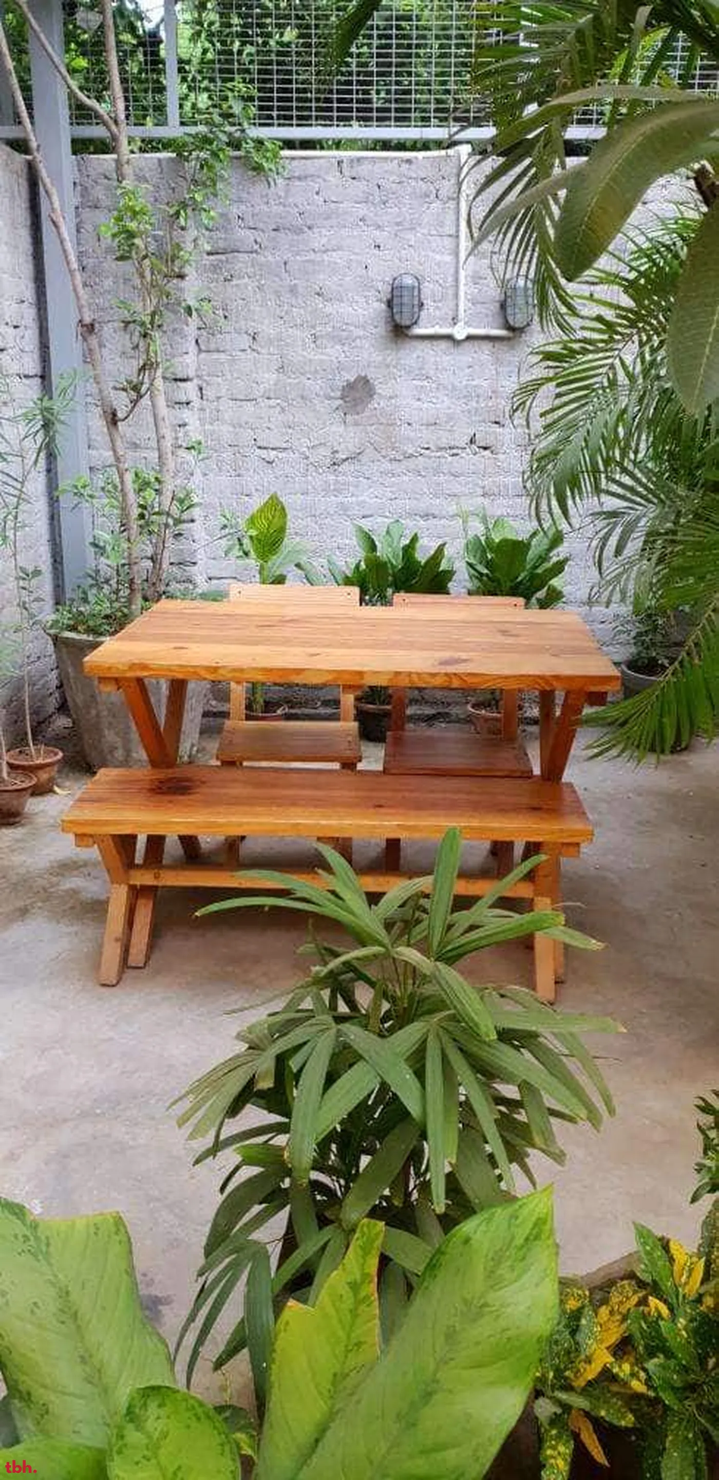 Poochki Table Outlet Image