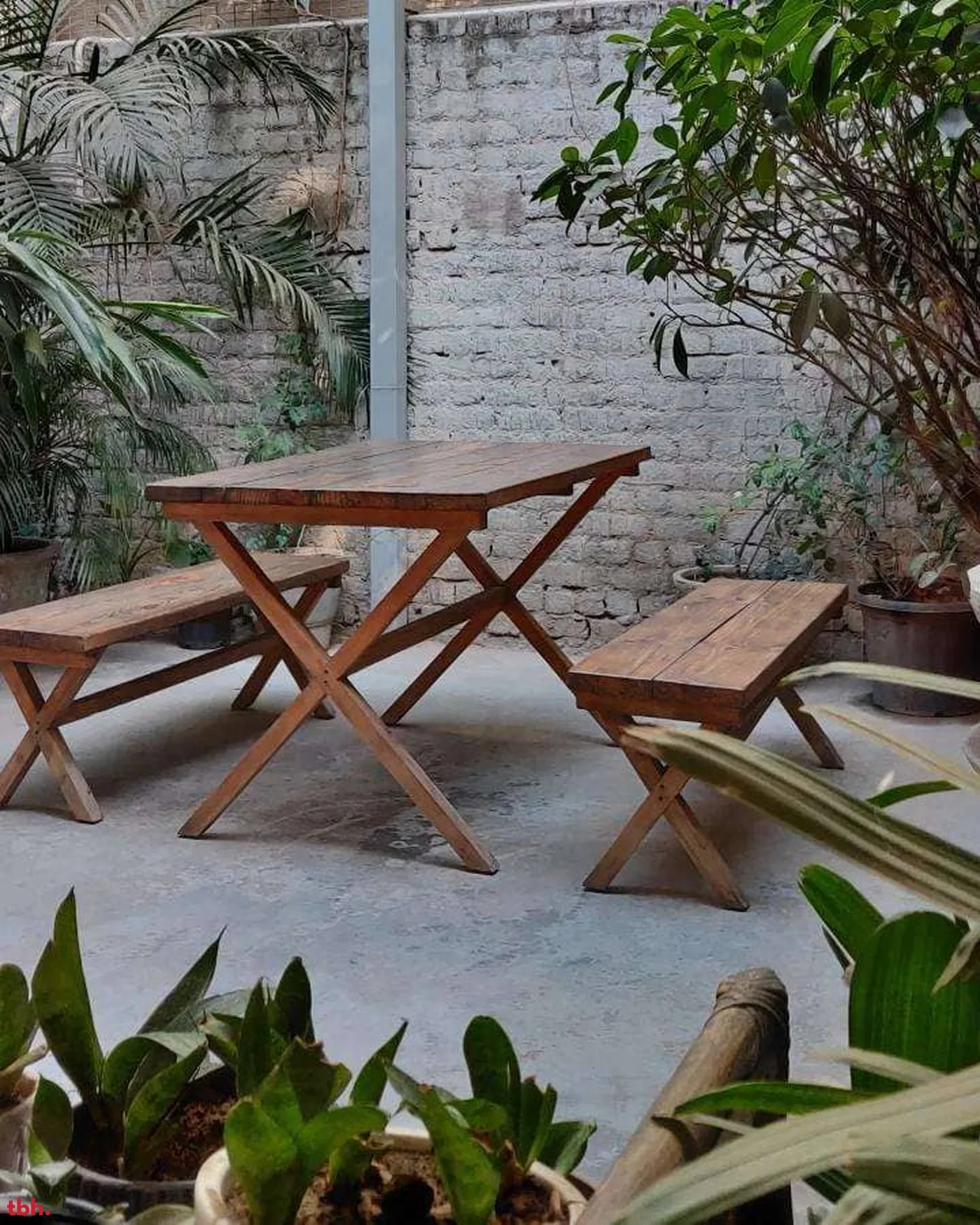 Poochki Table Outlet Image