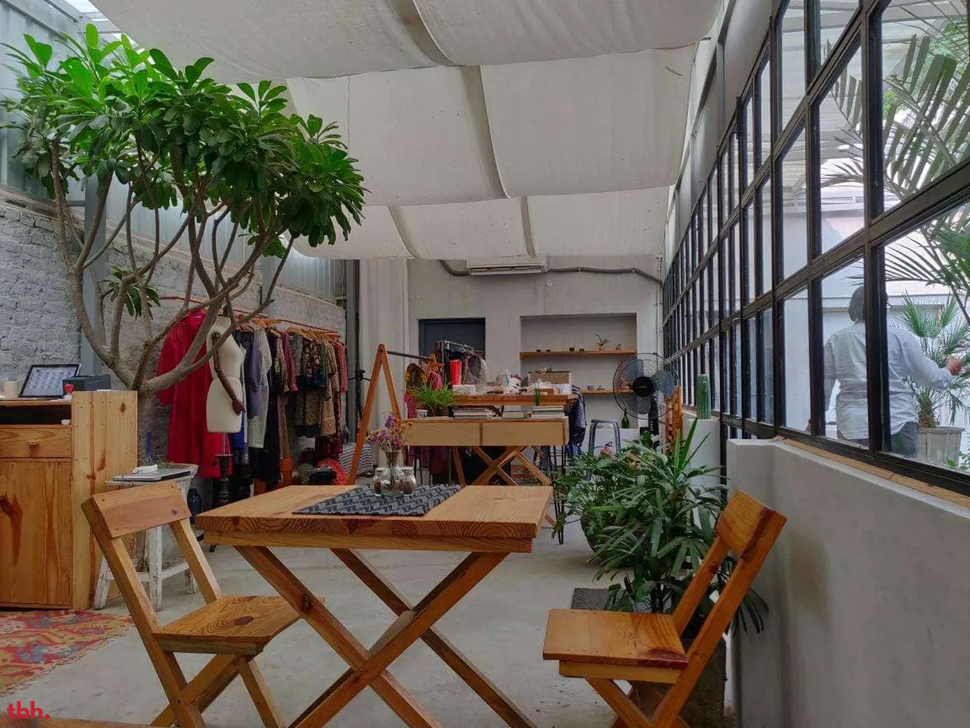 Poochki Table Outlet Image