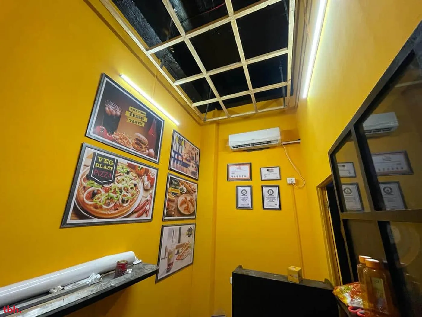 Helly & Chilly Cafe outlet image