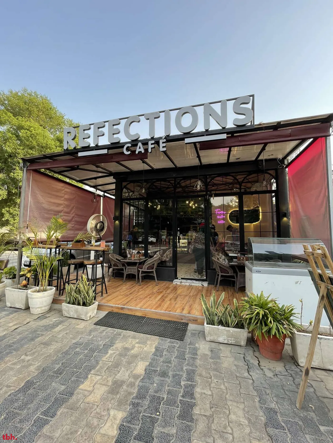 Refections Cafe Outlet Image