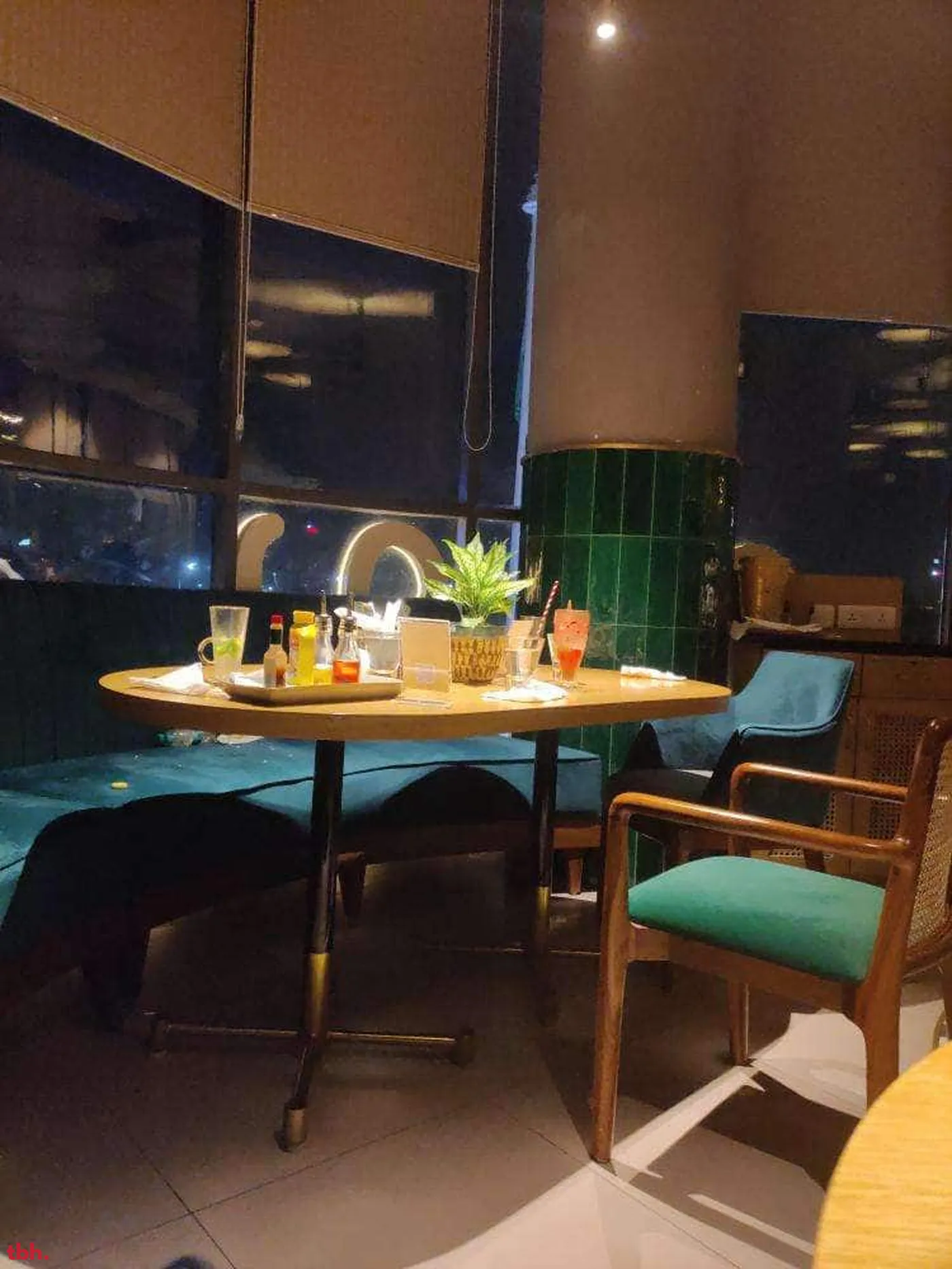 C'est La Vie Outlet Image