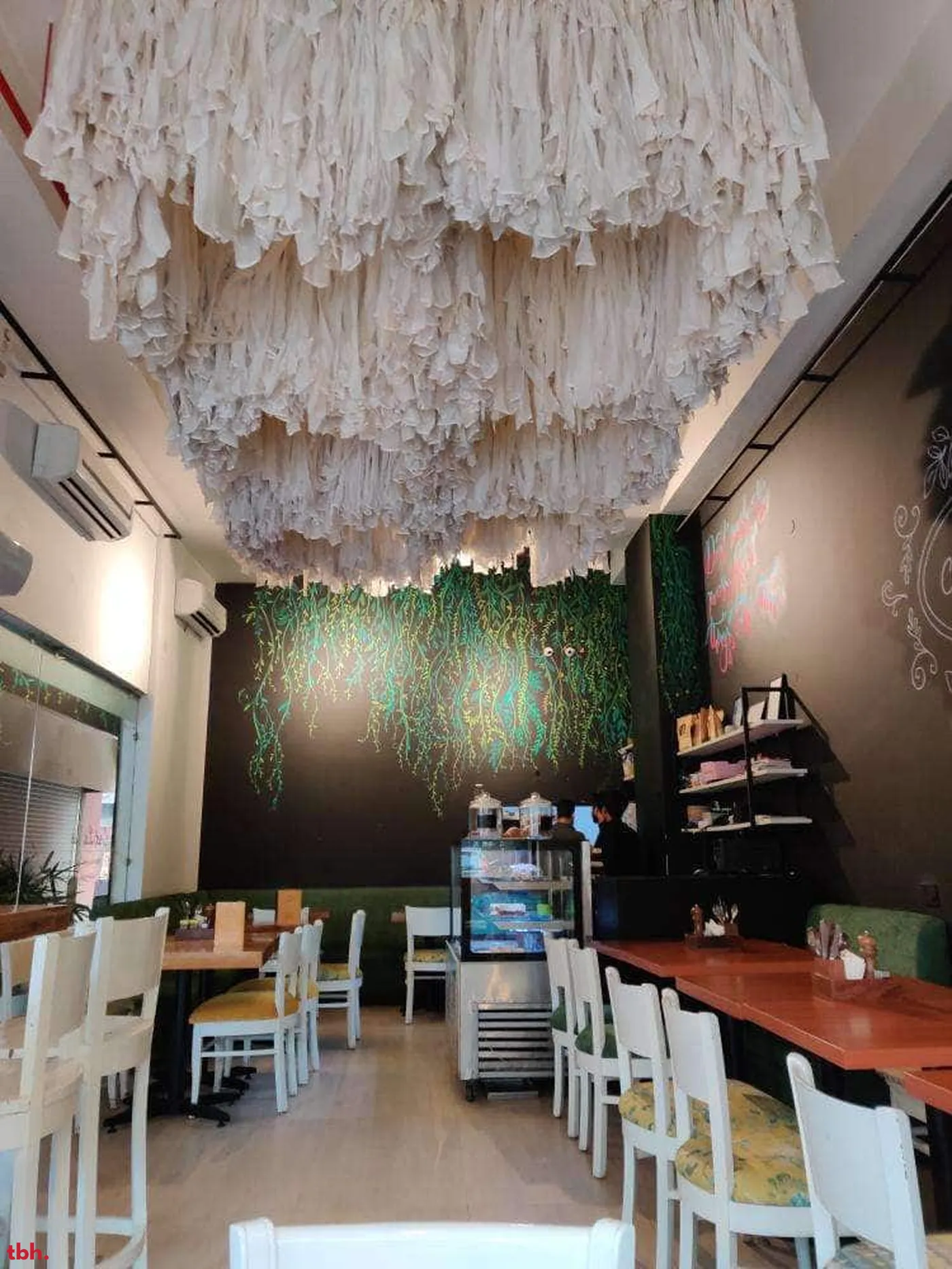 C'est La Vie Outlet Image