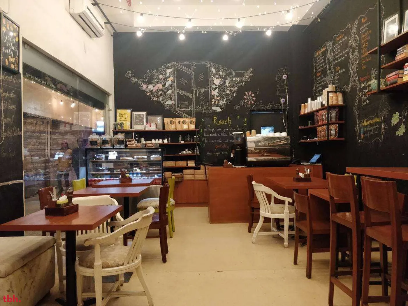 C'est La Vie Outlet Image