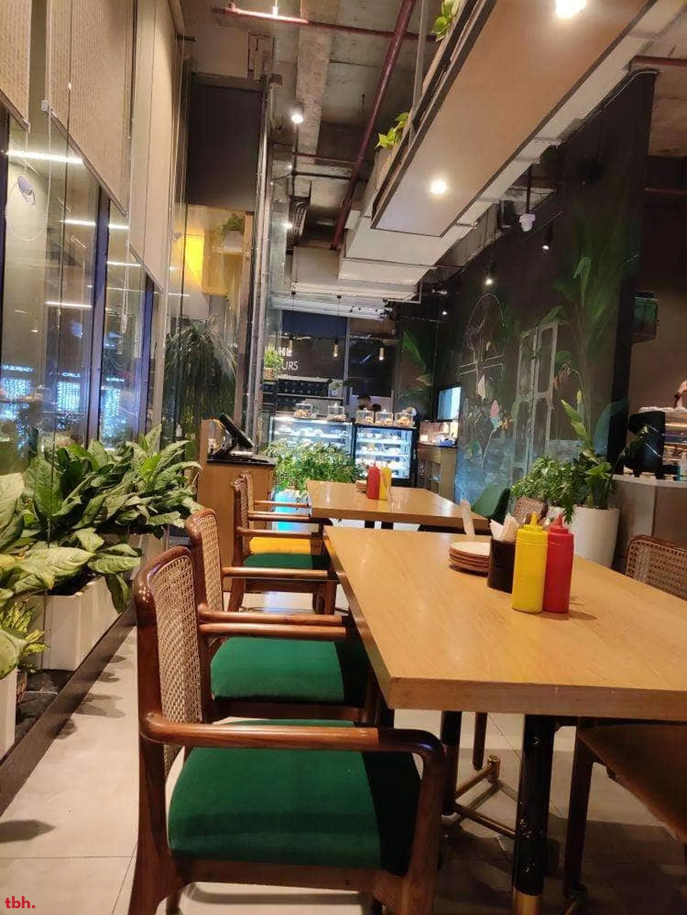 C'est La Vie Outlet Image