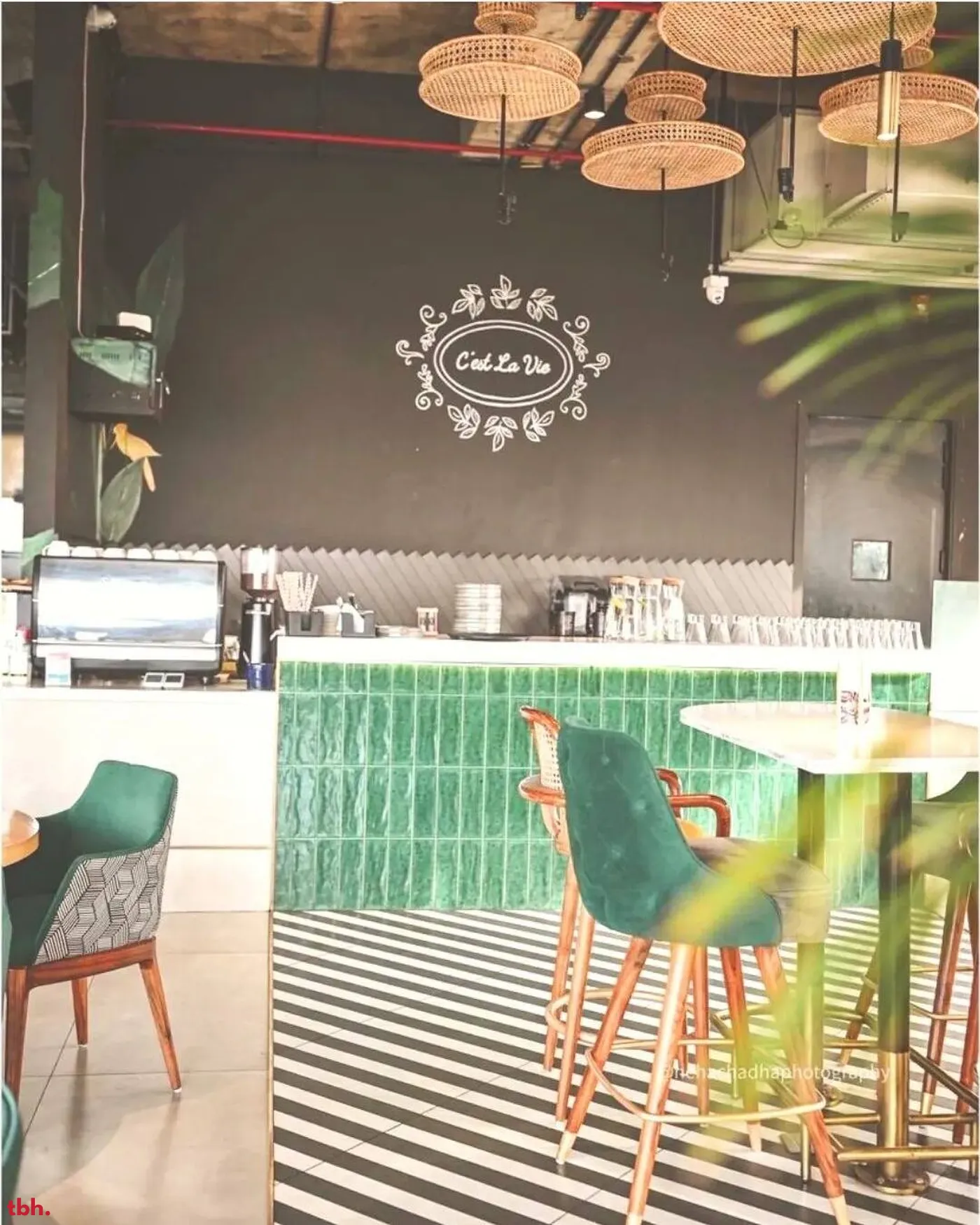 C'est La Vie Outlet Image