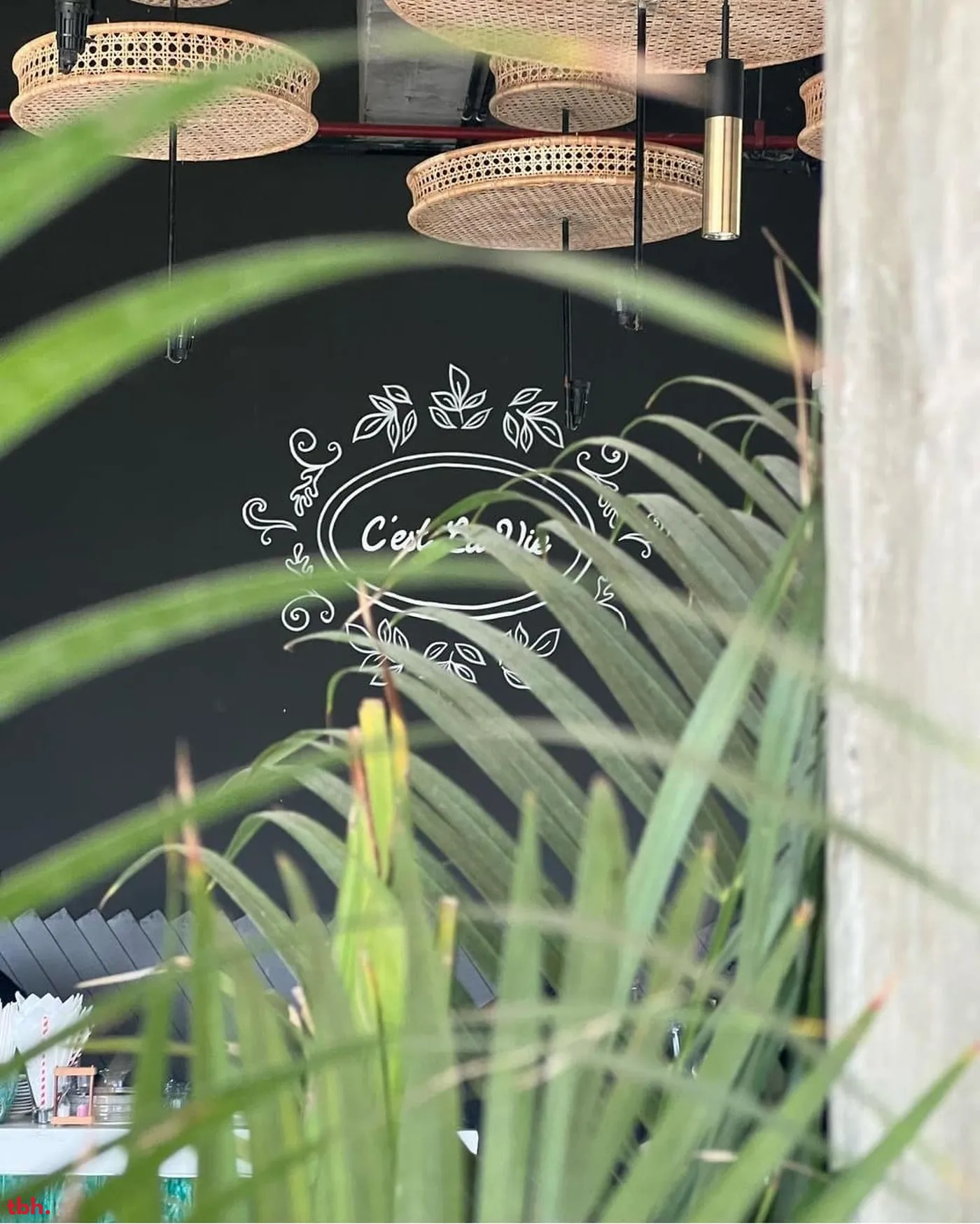 C'est La Vie Outlet Image