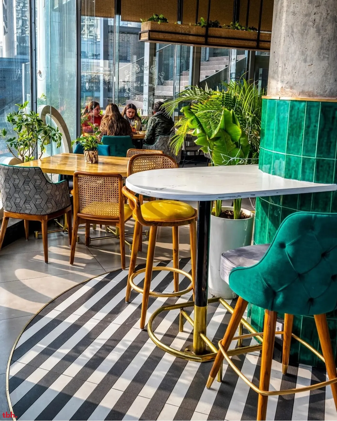 C'est La Vie Outlet Image