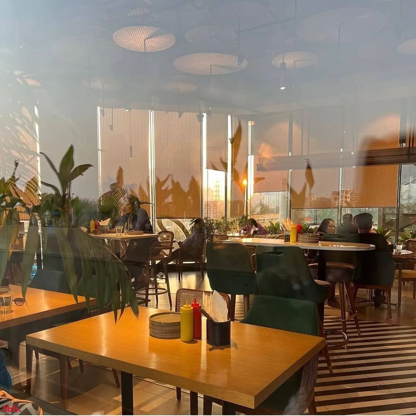 C'est La Vie Outlet Image