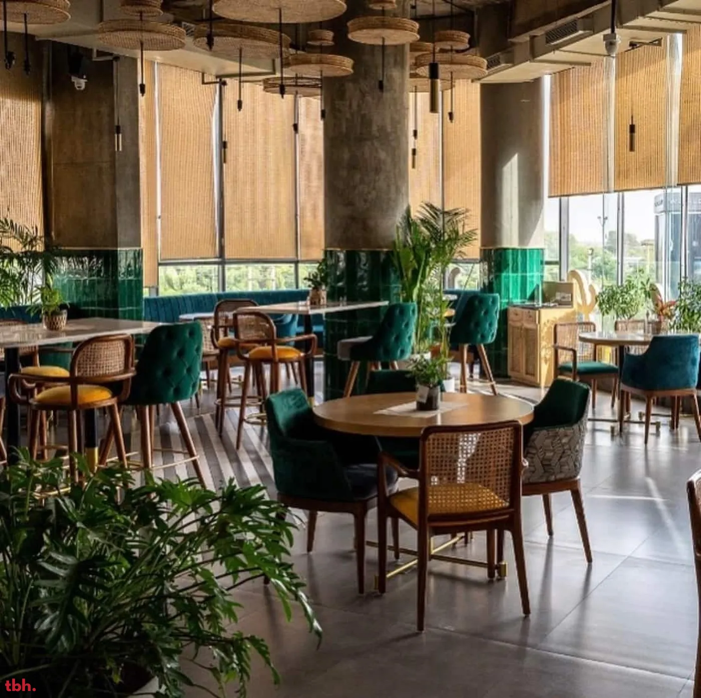 C'est La Vie Outlet Image