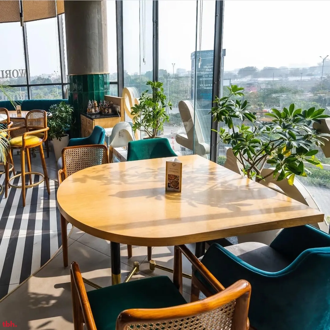 C'est La Vie Outlet Image