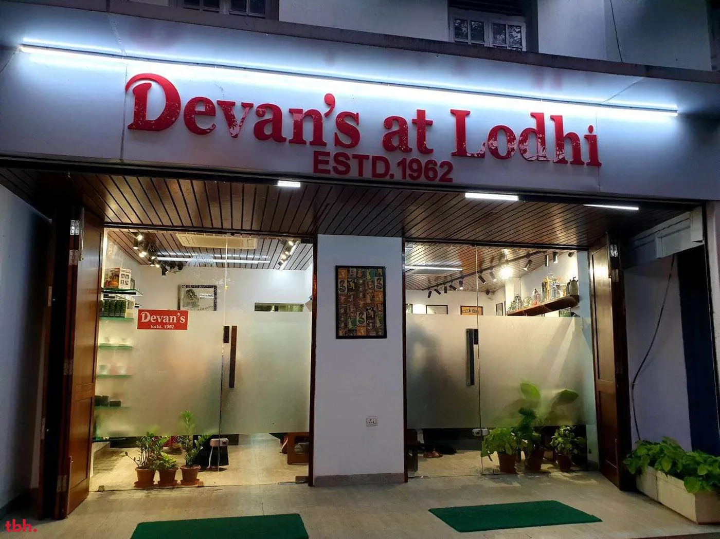 Devan's Outlet Image