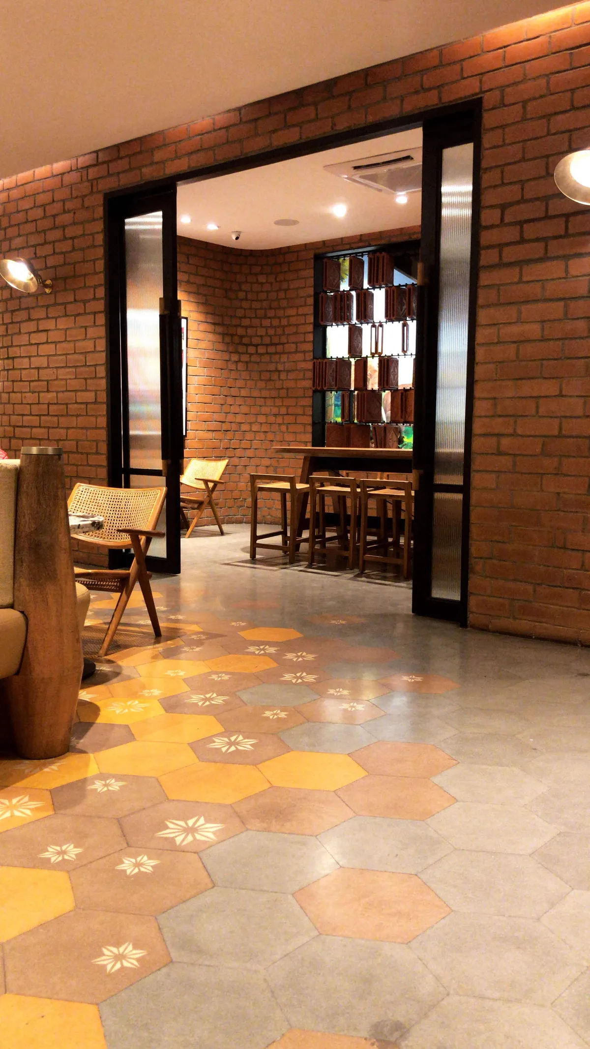 Starbucks Coffee Outlet Image