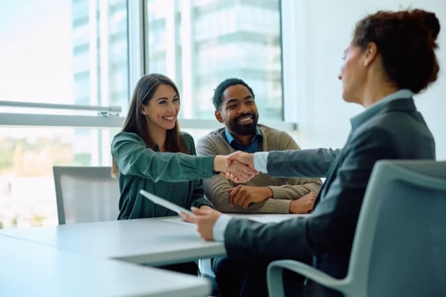 Professionnels en assurance concluant un partenariat