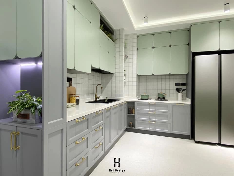 Thiết kế bếp căn hộ Sunrise Riverside với tủ xanh pastel bo góc hiện đại