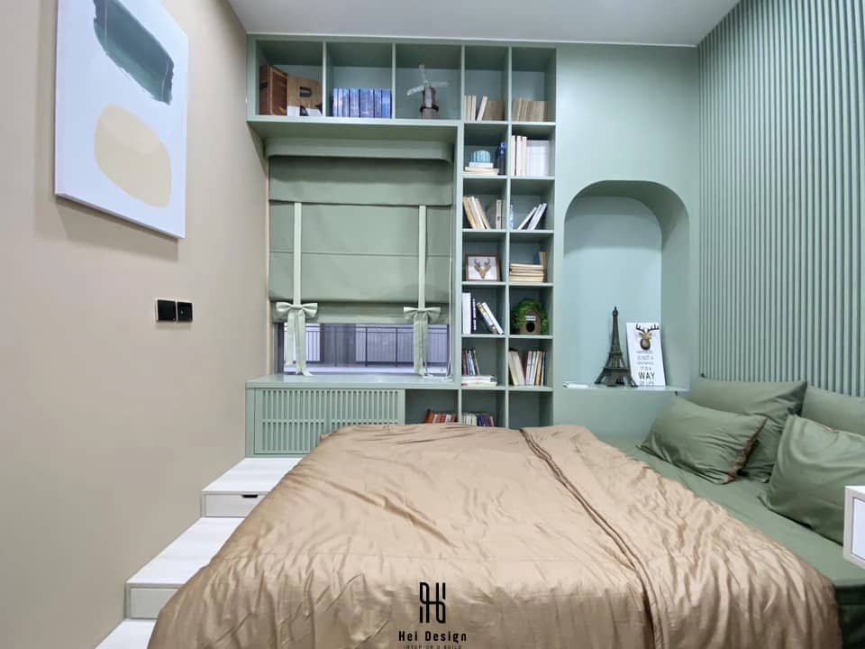 Phòng ngủ phụ căn hộ Sunrise Riverside với lam sóng xanh pastel và bàn trang điểm