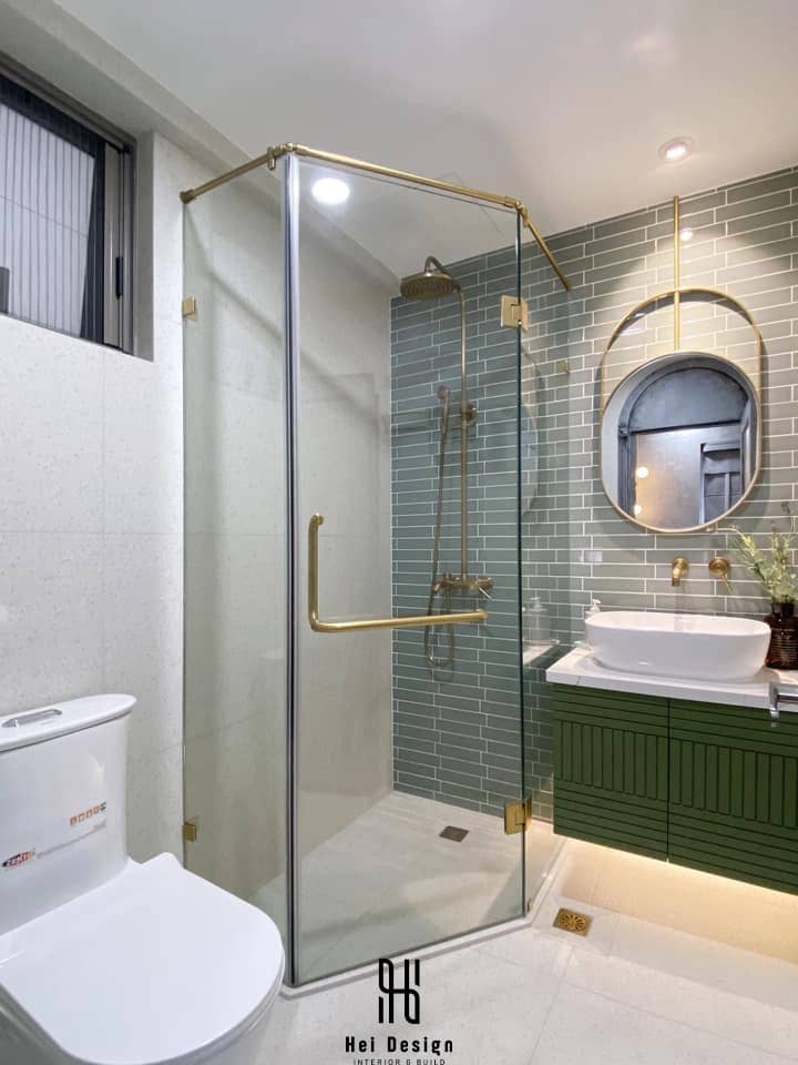 Toilet hiện đại Sunrise Riverside với gạch subway xanh và phụ kiện màu gold