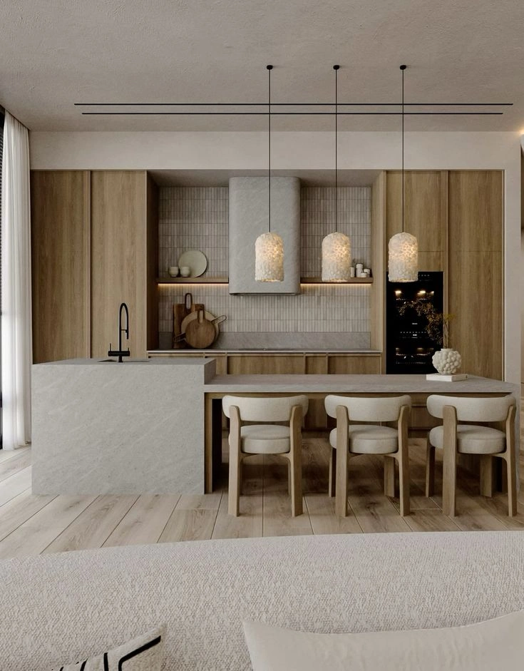 _Bếp Wabi Sabi dùng sơn hiệu ứng, gỗ mộc, bàn ăn tối giản và ánh sáng ấm._