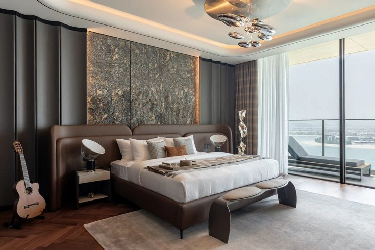 _Phòng ngủ Modern Luxury với vách đầu giường sang trọng, ánh sáng hắt và vật liệu cao cấp._