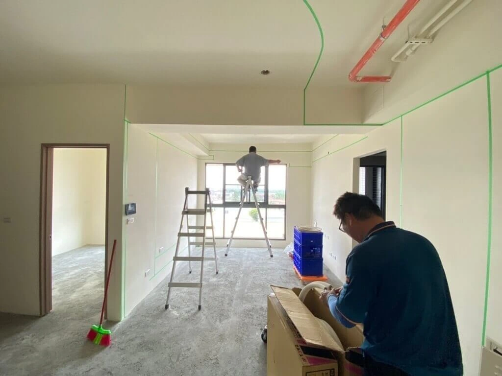 Hình ảnh đội ngũ Hei Design đang trong quá trình thi công lắp đặt