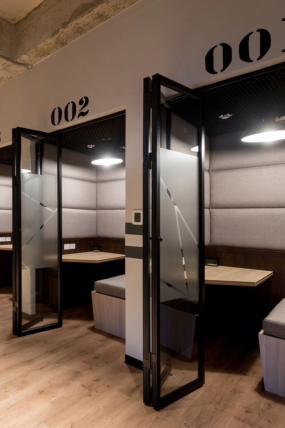 Hình ảnh booth gọi điện cho nhân viên
